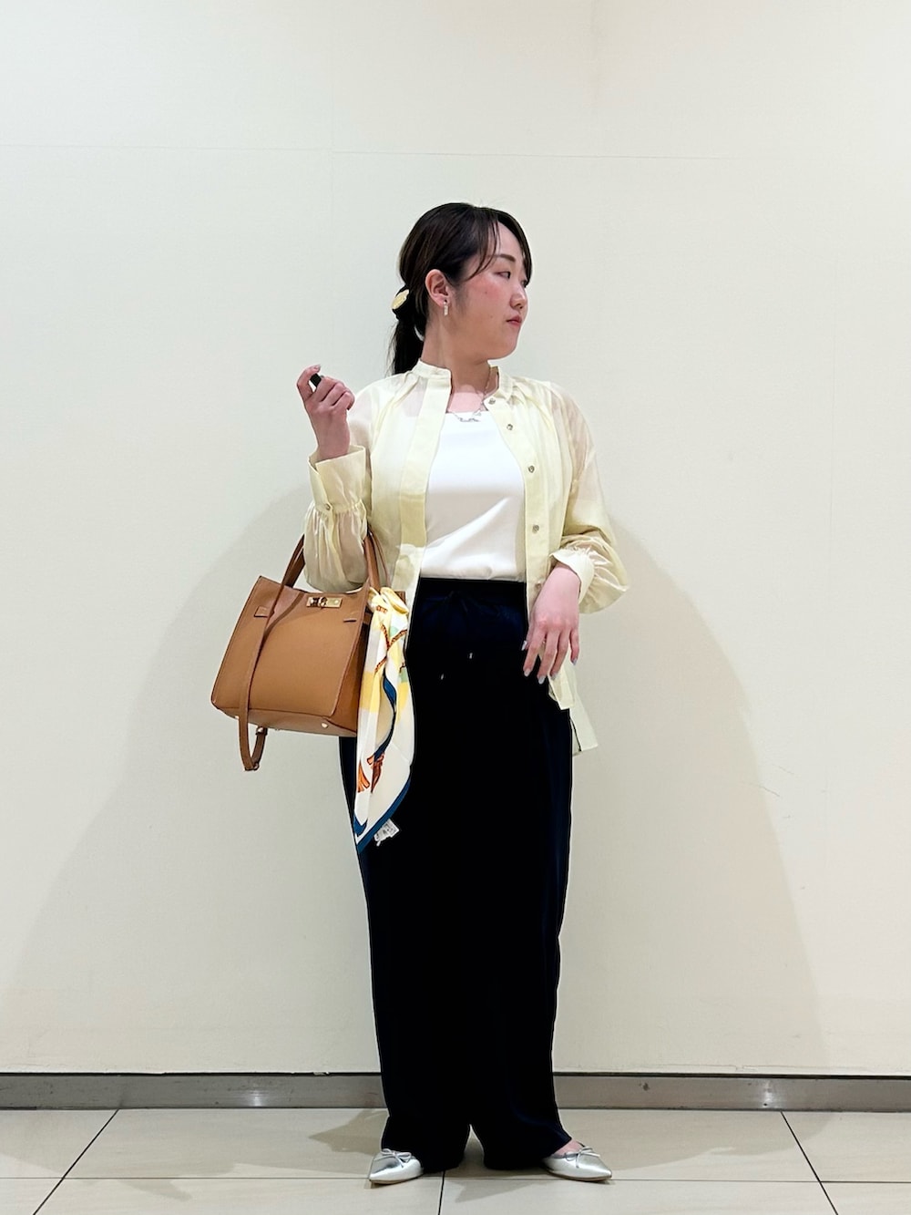 イエロー系のシャツ/ブラウス、ホワイト系のタンクトップ、ブルー系のその他パンツを着用したレディースの春コーディネートの7枚目の写真