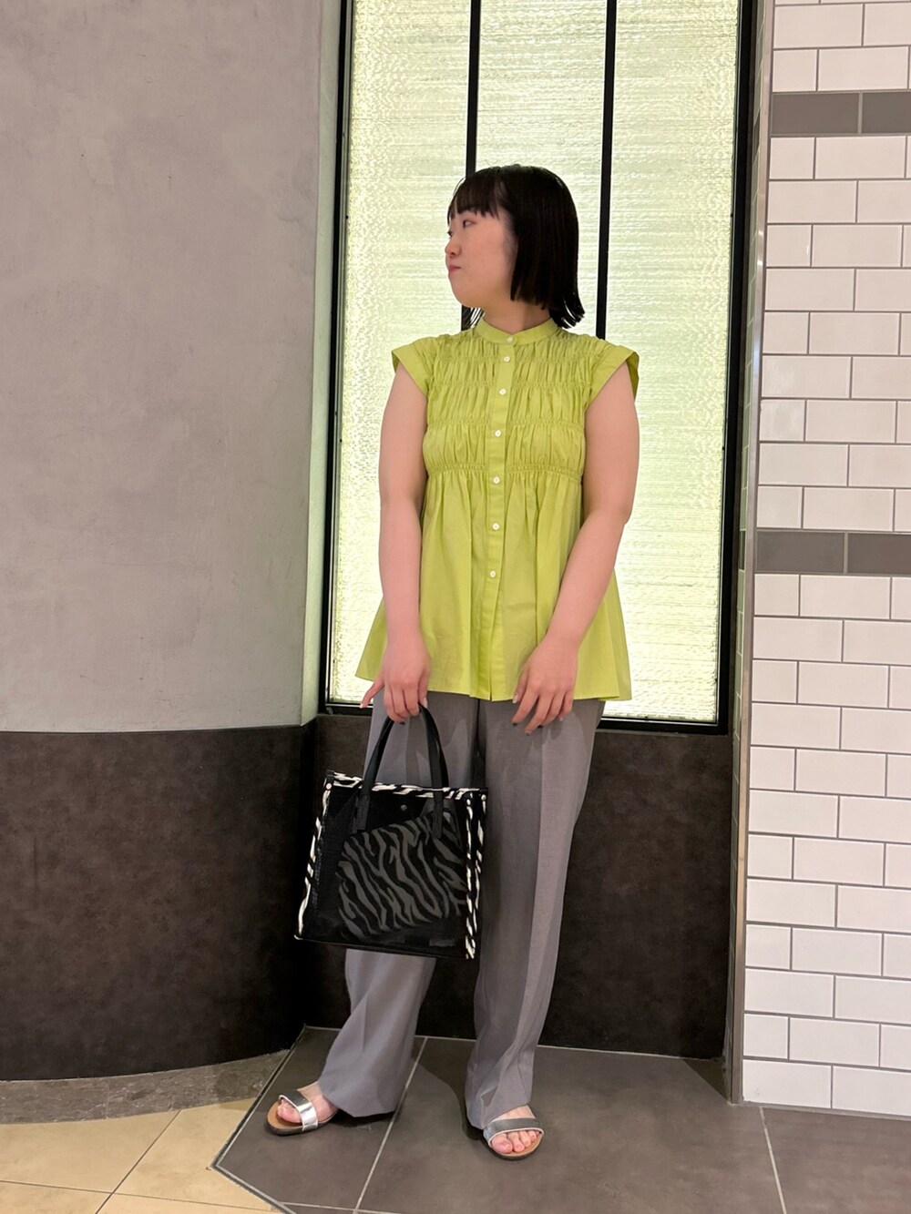 グリーン系のシャツ/ブラウス、ブラック系のトートバッグ、グレー系のその他パンツを着用したレディースの夏コーディネートの7枚目の写真