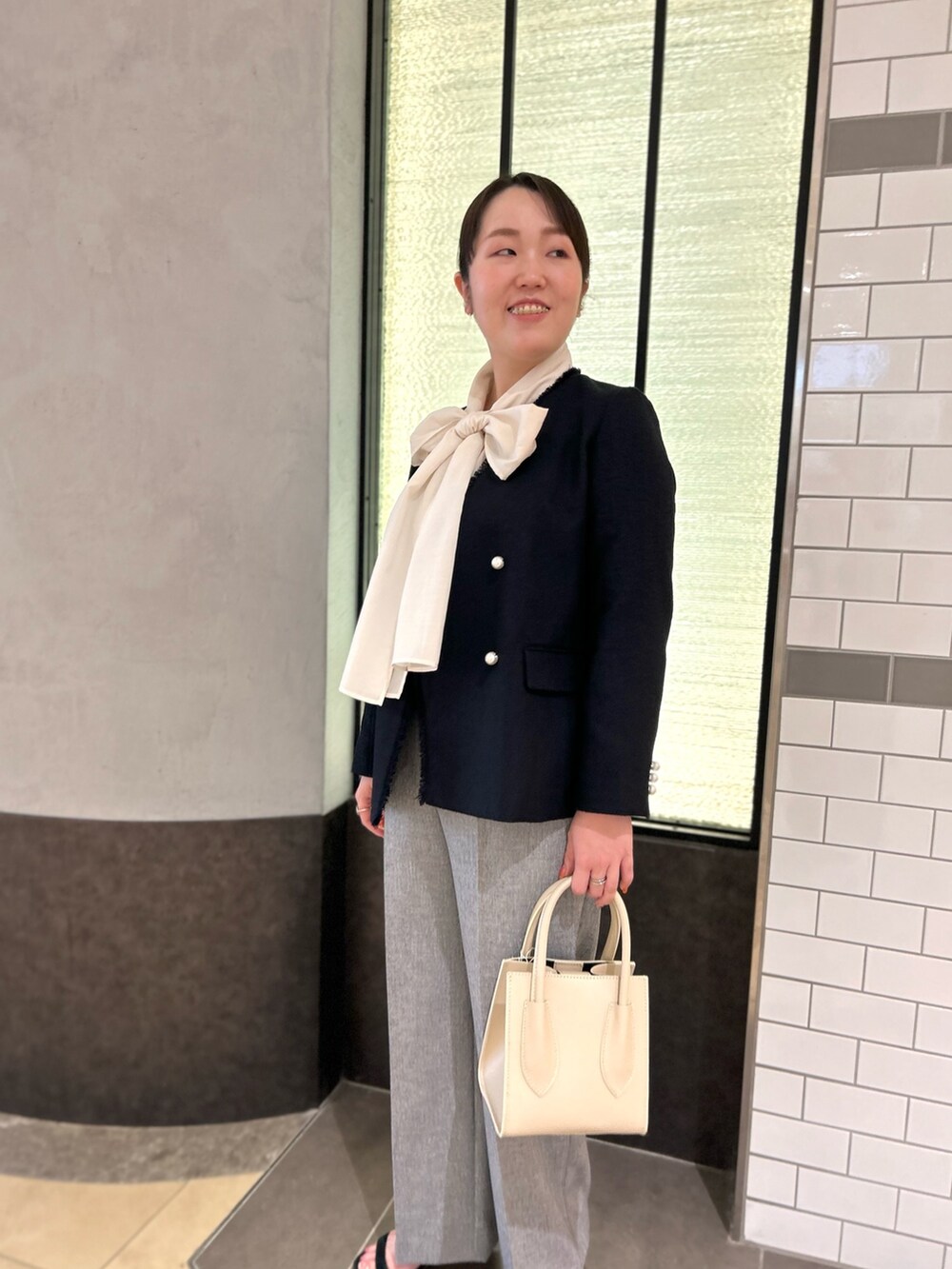 ブルー系のノーカラージャケット、ホワイト系のシャツ/ブラウス、グレー系のその他パンツを着用したレディースの秋コーディネートの6枚目の写真