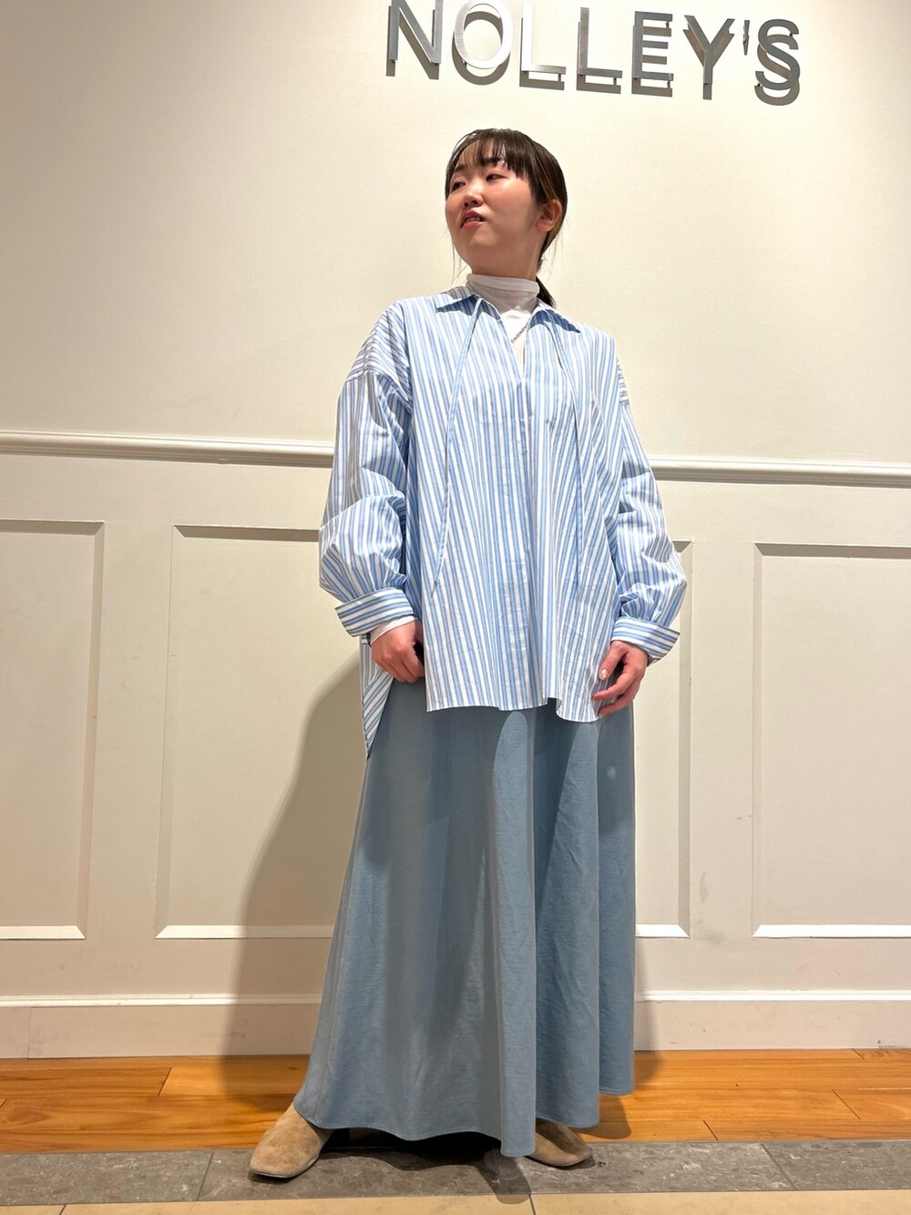 ブルー系のシャツ/ブラウス、ブルー系のスカート、ホワイト系のTシャツ/カットソーを着用したレディースの春コーディネートの8枚目の写真