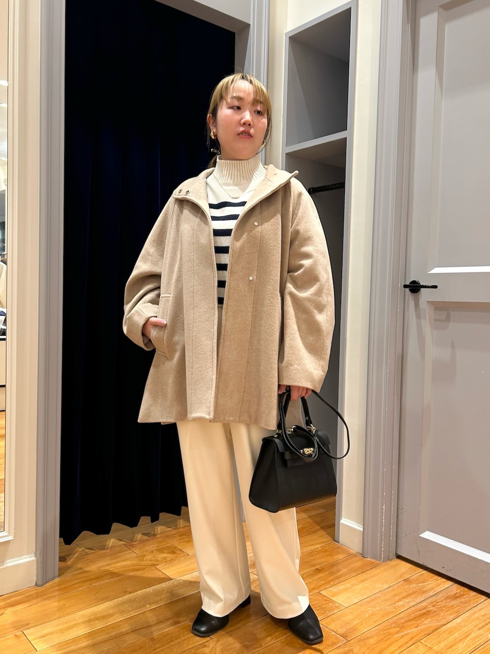 ベージュ系のその他アウター、ホワイト系のその他パンツ、ブルー系のニット/セーターを着用したレディースの冬コーディネートの10枚目の写真