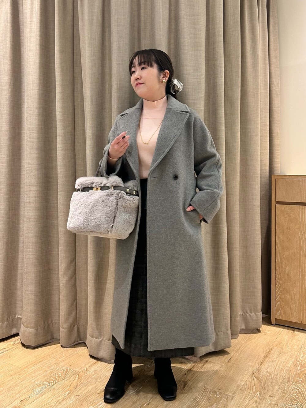 グレー系のその他アウター、ピンク系のニット/セーター、ブラック系のスカートを着用したレディースの冬コーディネートの5枚目の写真