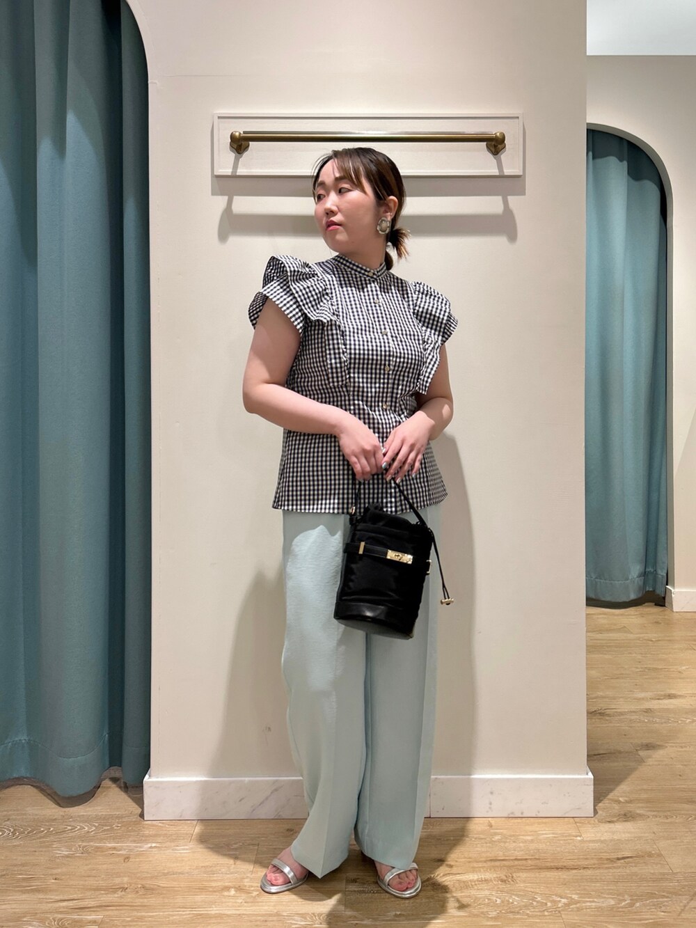 ブルー系のシャツ/ブラウス、グリーン系のその他パンツ、ブラック系のショルダーバッグを着用したレディースの夏コーディネートの7枚目の写真