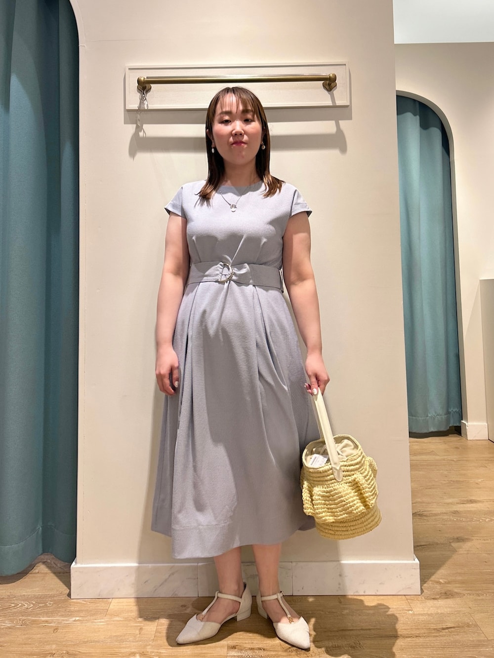 ブルー系のワンピース、ベージュ系のかごバッグ、シルバー系のネックレスを着用したレディースの夏コーディネートの9枚目の写真