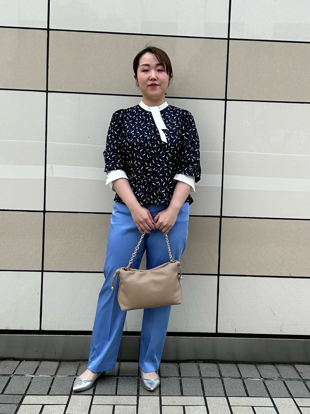 ブルー系のシャツ/ブラウス、ブルー系のその他パンツ、ベージュ系のショルダーバッグを着用したレディースの秋コーディネートの10枚目の写真