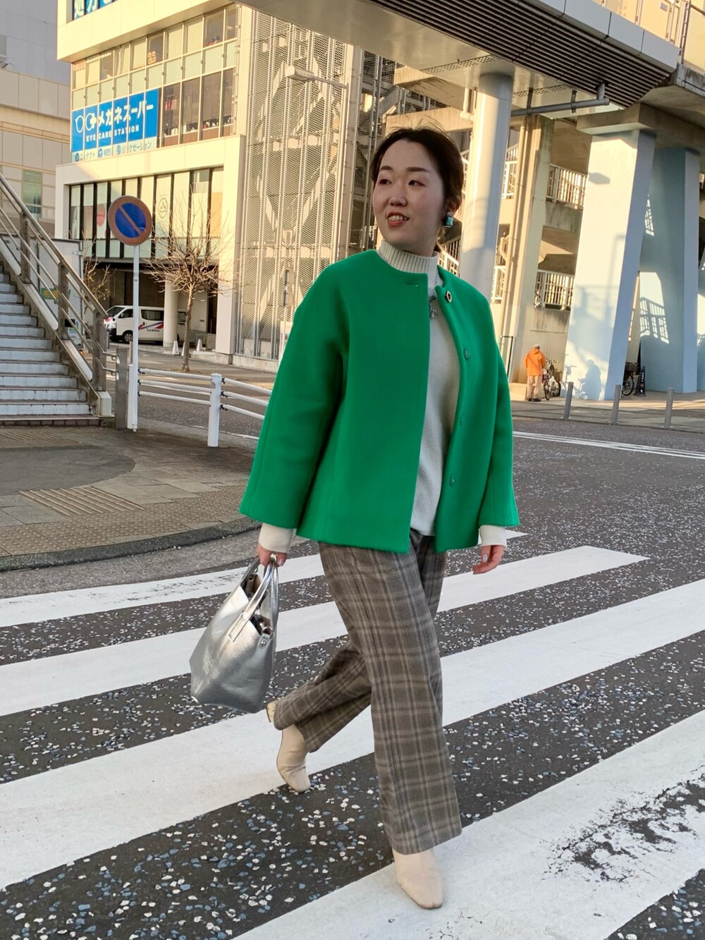 ブラック系のショルダーバッグ、ブラウン系のその他パンツ、ベージュ系のニット/セーターを着用したレディースの冬コーディネートの9枚目の写真