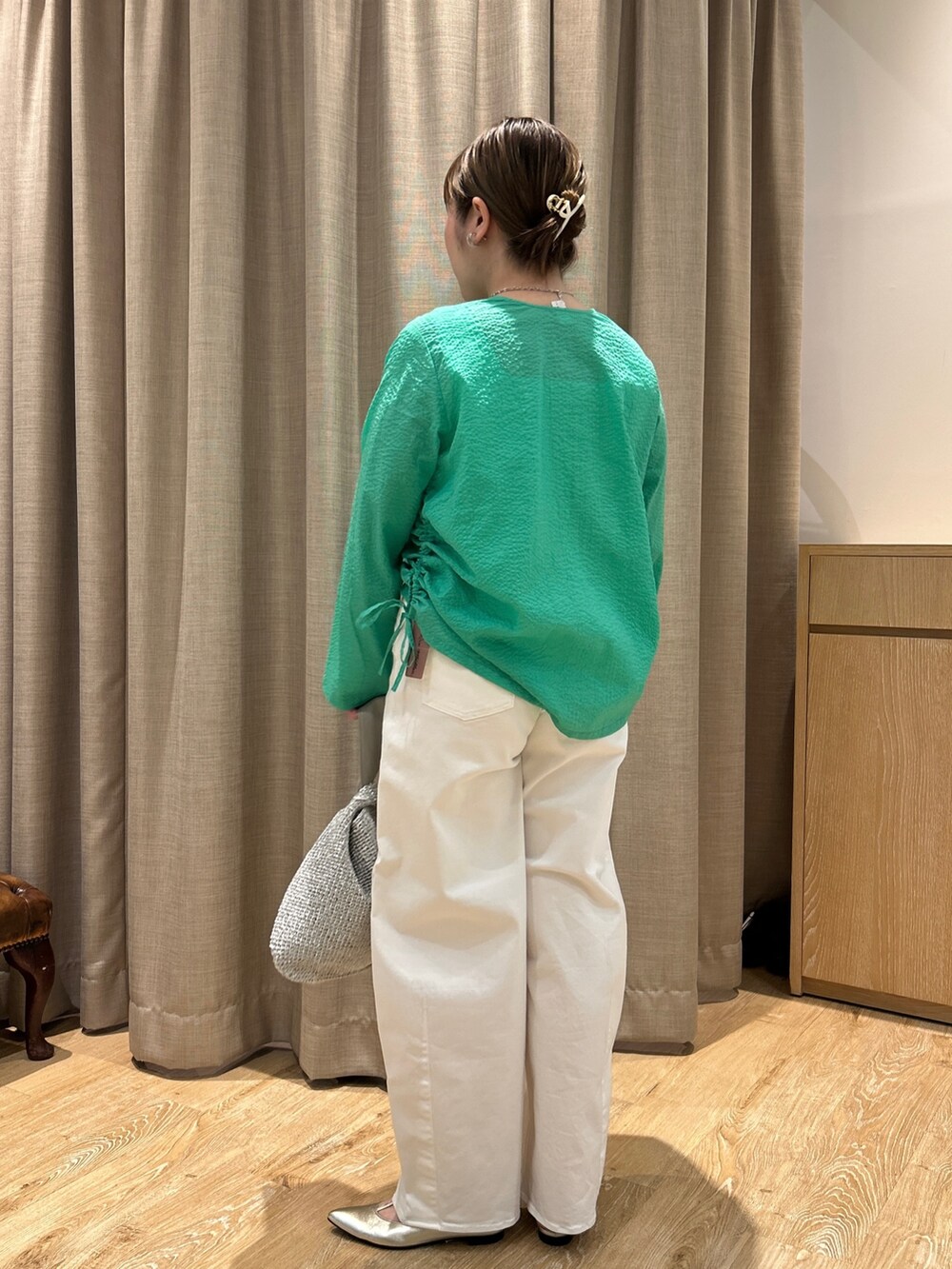 グリーン系のシャツ/ブラウス、ホワイト系のタンクトップ、ホワイト系のデニムパンツを着用したレディースの春コーディネートの2枚目の写真