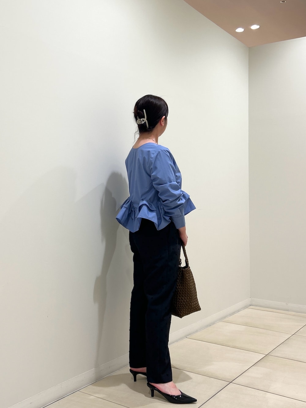 ブルー系のシャツ/ブラウス、ブラック系のその他パンツ、ブラウン系のトートバッグを着用したレディースの秋コーディネートの4枚目の写真