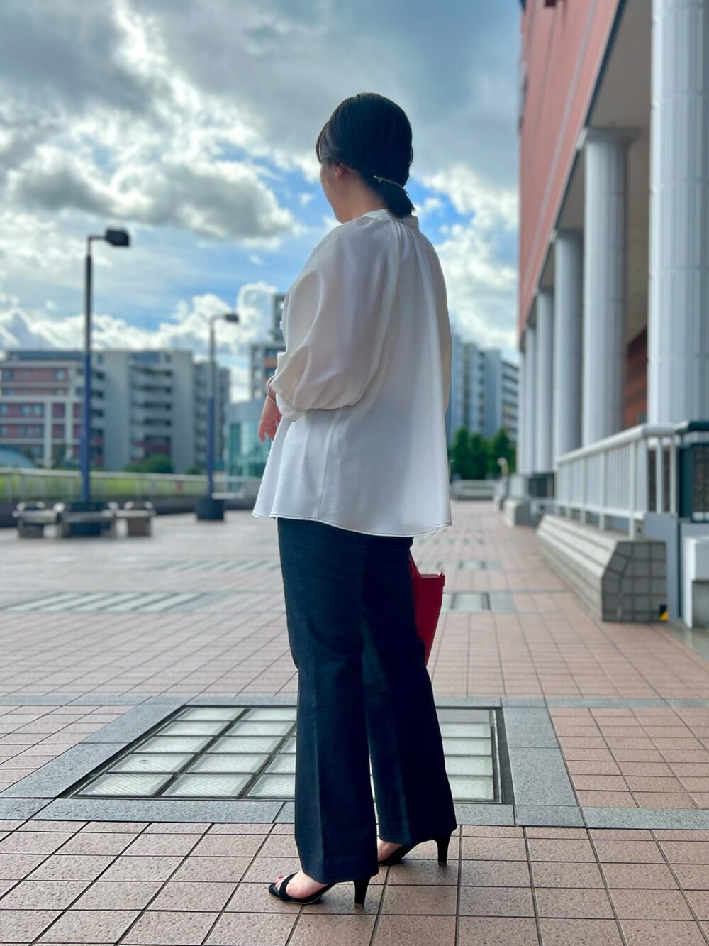 ホワイト系のシャツ/ブラウス、レッド系のトートバッグ、ブラック系のその他パンツを着用したレディースの夏コーディネートの3枚目の写真