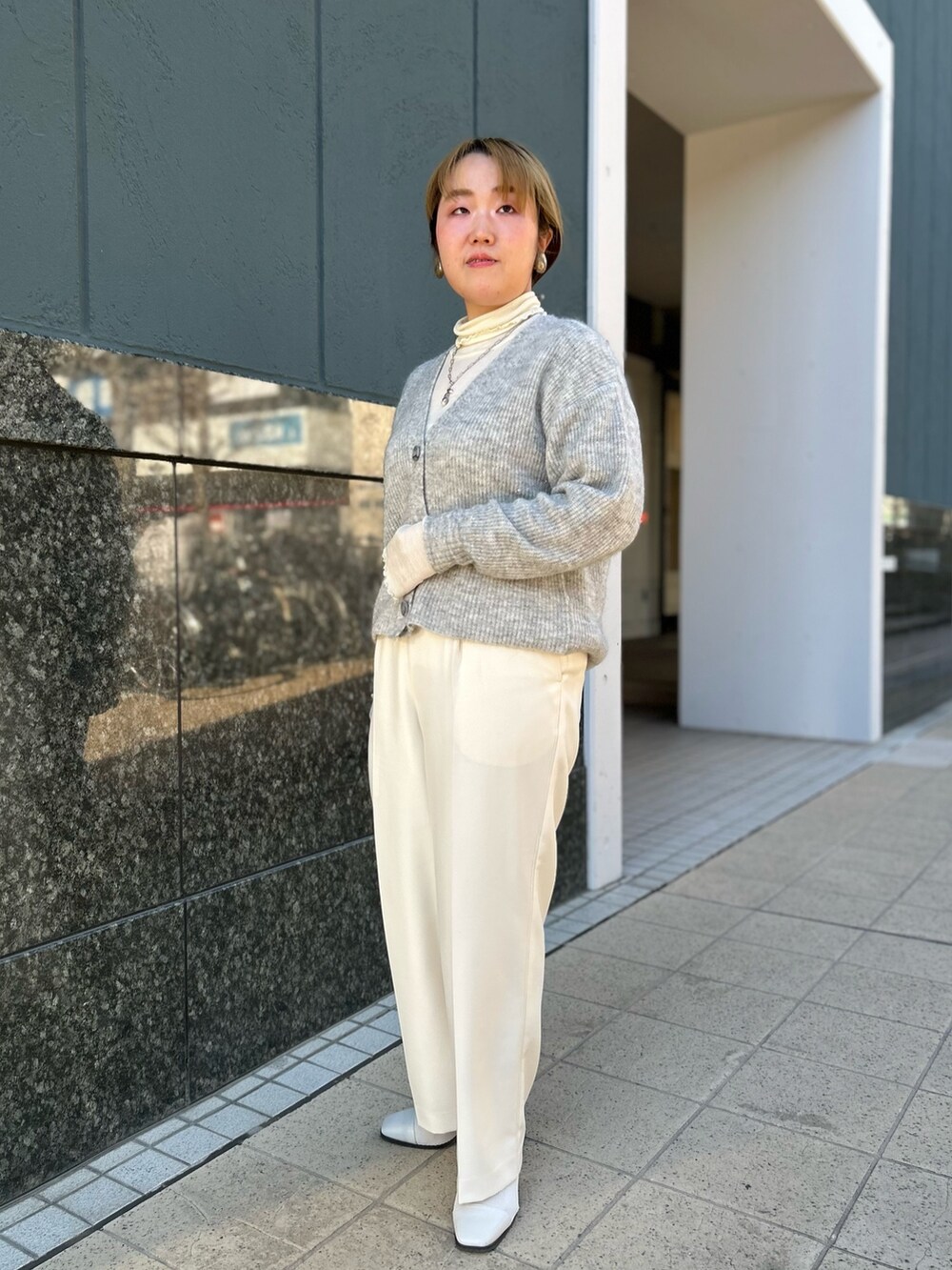 グレー系のカーディガン/ボレロ、ホワイト系のTシャツ/カットソー、ホワイト系のその他パンツを着用したレディースの冬コーディネートの7枚目の写真