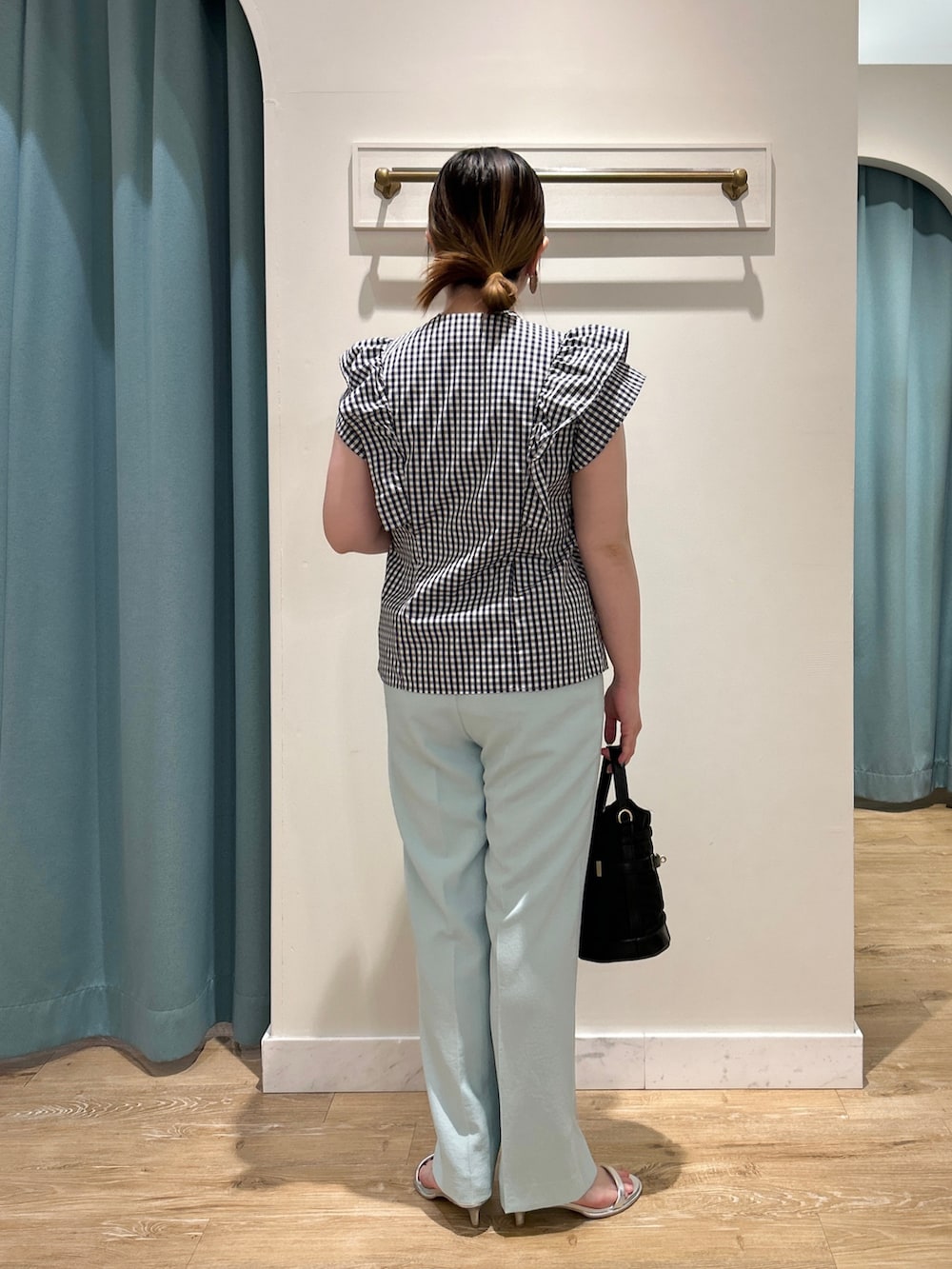 ブルー系のシャツ/ブラウス、グリーン系のその他パンツ、ブラック系のショルダーバッグを着用したレディースの夏コーディネートの5枚目の写真