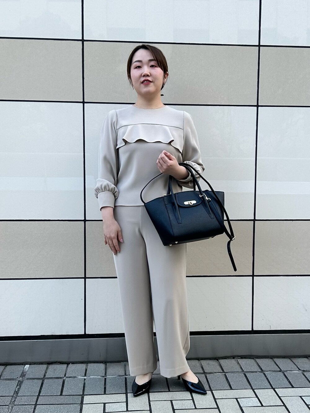ベージュ系のシャツ/ブラウス、ベージュ系のその他パンツ、ブラック系のショルダーバッグを着用したレディースの秋コーディネートの9枚目の写真
