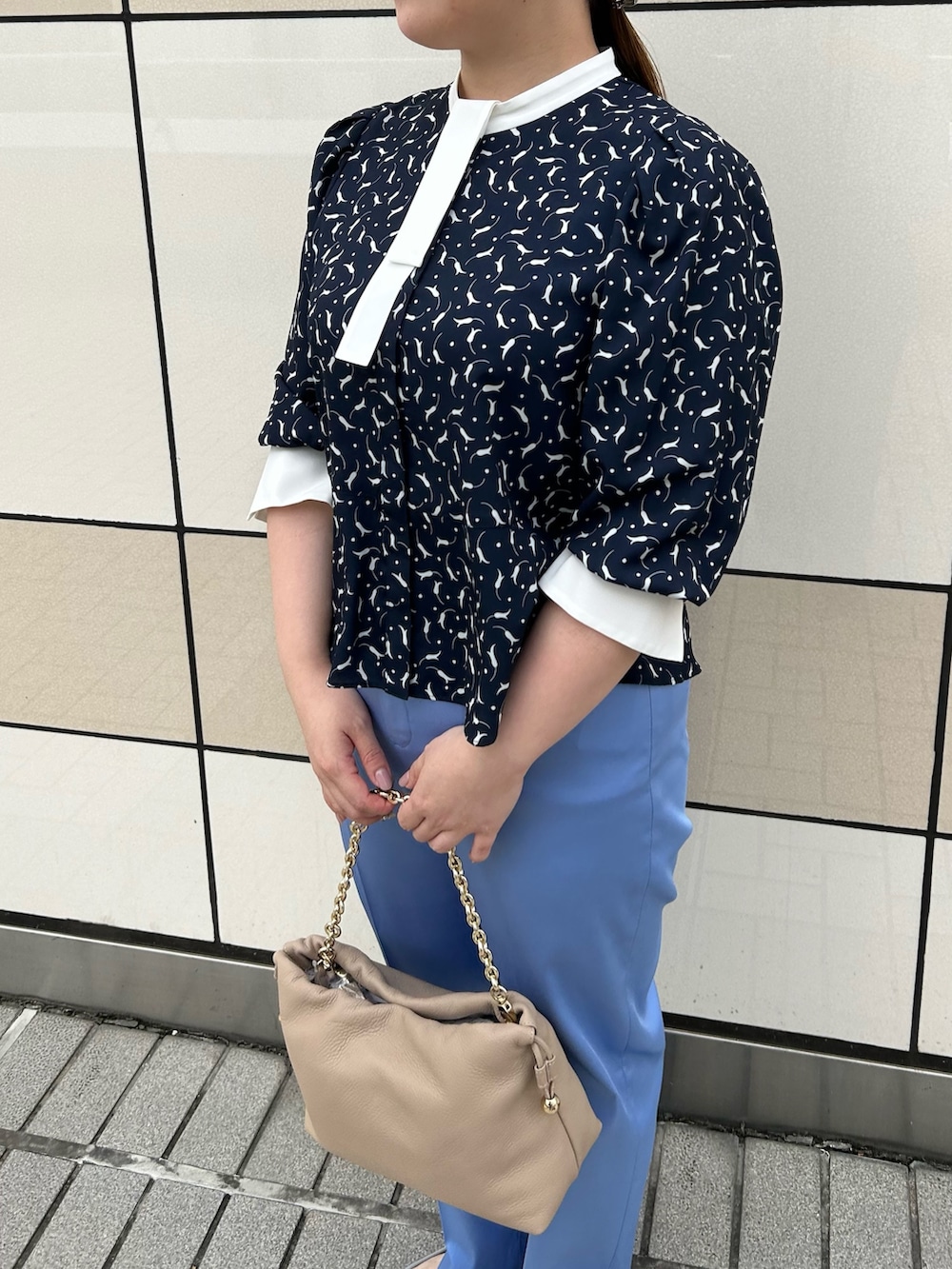 ブルー系のシャツ/ブラウス、ブルー系のその他パンツ、ベージュ系のショルダーバッグを着用したレディースの秋コーディネートの5枚目の写真