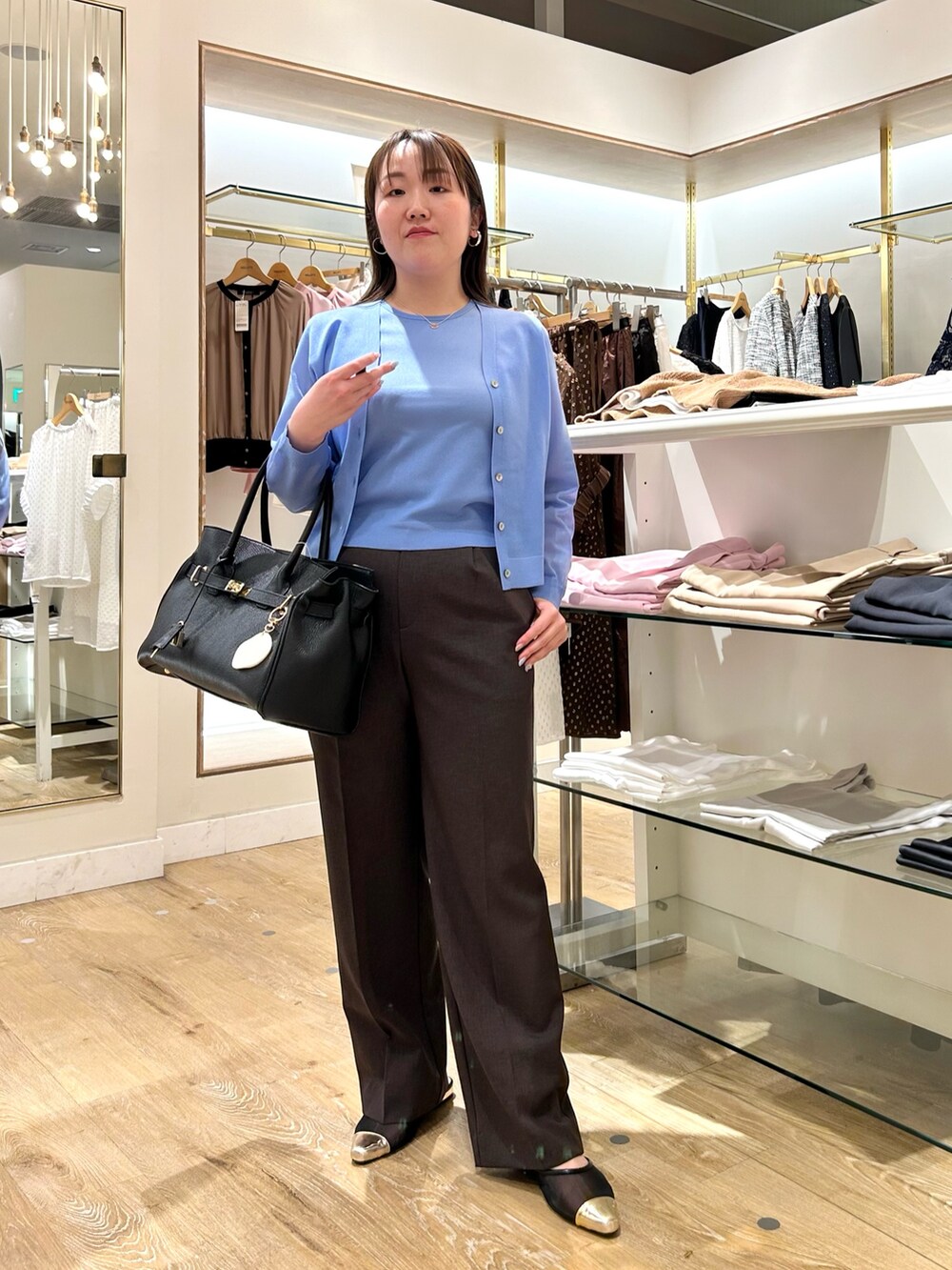 ブルー系のカーディガン/ボレロ、ブルー系のニット/セーター、ブラウン系のその他パンツを着用したレディースの秋コーディネートの8枚目の写真