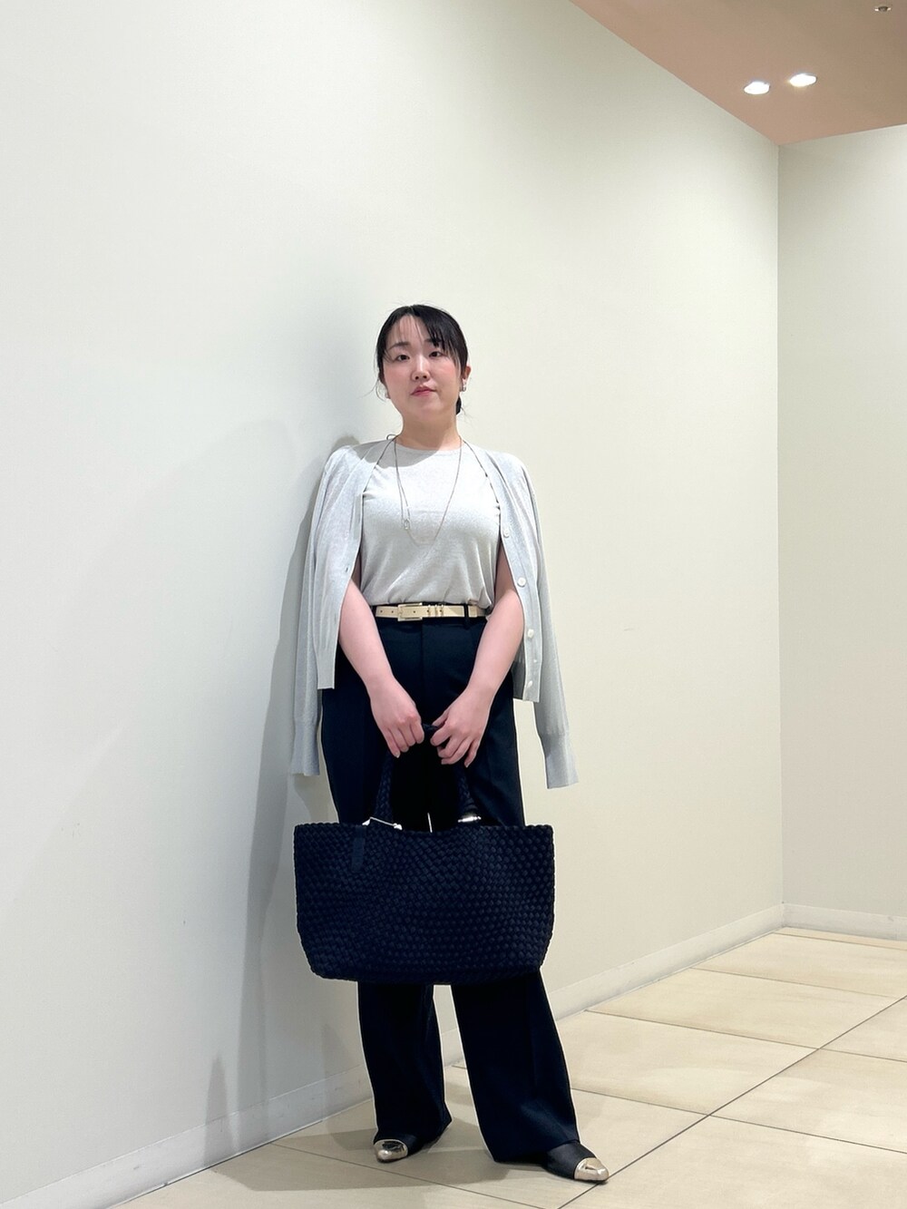シルバー系のカーディガン/ボレロ、シルバー系のニット/セーター、ブルー系のその他パンツを着用したレディースの夏コーディネートの6枚目の写真