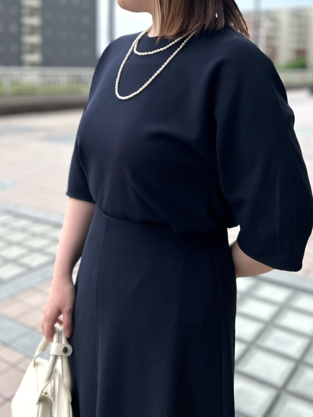 ブルー系のTシャツ/カットソー、ブルー系のスカート、ホワイト系のボストンバッグを着用したレディースの春コーディネートの10枚目の写真