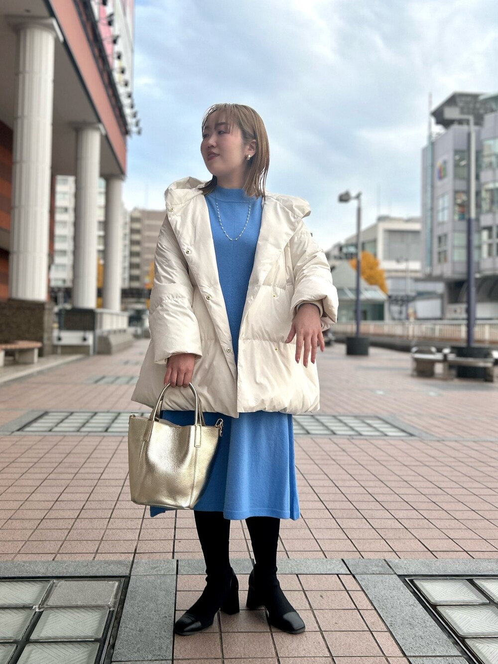 「新星WEARISTAにエントリー、ワンピース、冬アウター、ダウン、ニット、ニットワンピース、カラーニット、トートバッグ、オトナ女子、お出かけコーデ、ママコーデ、きれいめカジュアル、休日スタイル、骨格ストレート、ぽっちゃり」｜「NOLLEY’Sの撥水ダウンショール風フードコート（ダウンジャケット/コート、ホワイト系）」を使った、Hori.Aさん（レディース・158cm）の冬コーディネートの2枚目の写真