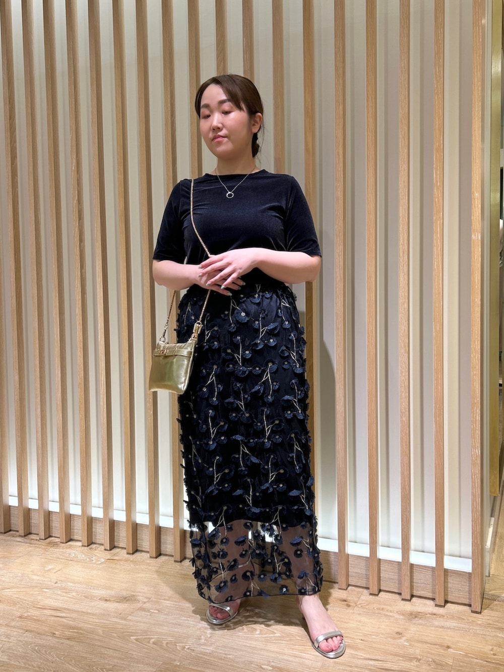 ブルー系のTシャツ/カットソー、ブルー系のスカート、ゴールド系のショルダーバッグを着用したレディースの秋コーディネートの10枚目の写真