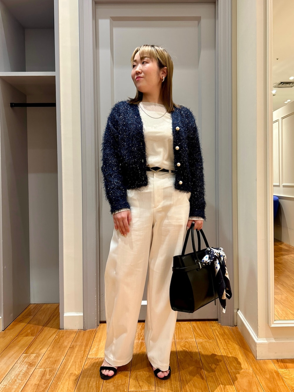 ブルー系のカーディガン/ボレロ、ホワイト系のチノパンツ、ベージュ系のTシャツ/カットソーを着用したレディースの春コーディネートの7枚目の写真