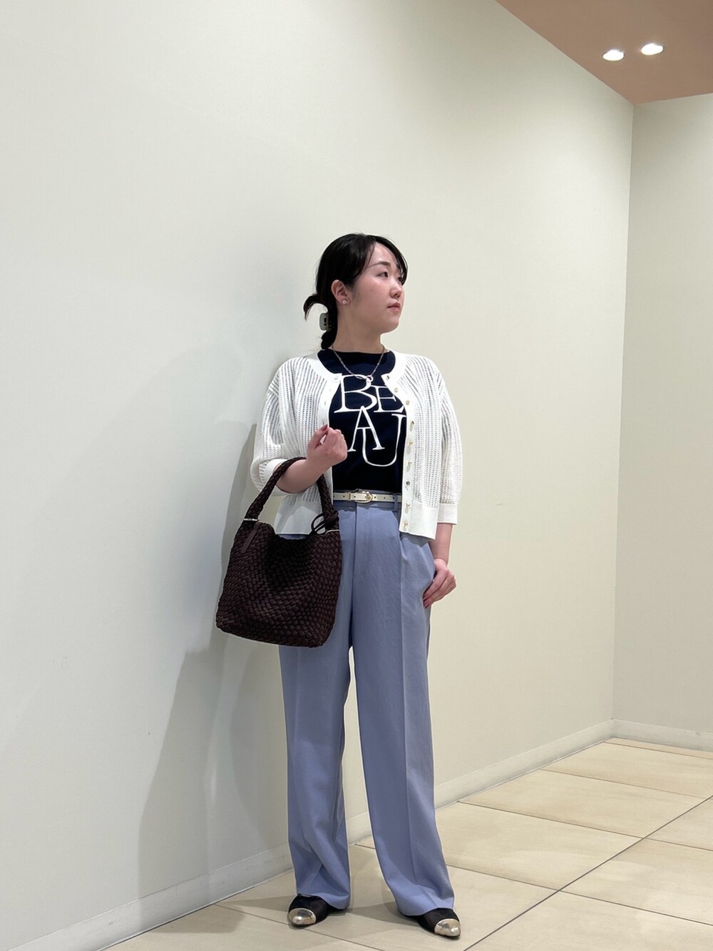 ホワイト系のカーディガン/ボレロ、ブルー系のTシャツ/カットソー、ブルー系のその他パンツを着用したレディースの春コーディネートの9枚目の写真