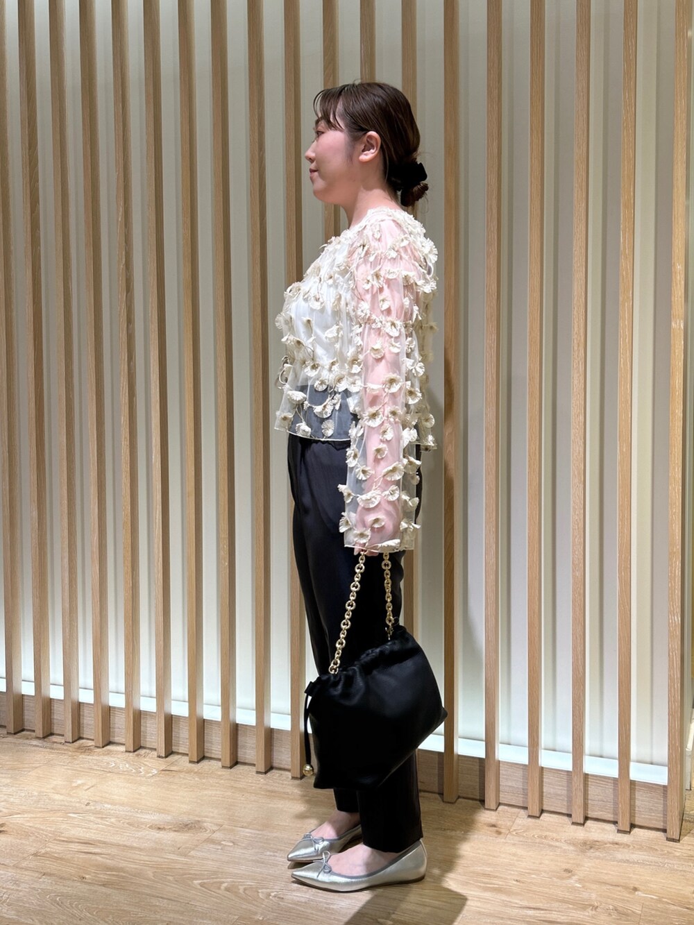 ホワイト系のシャツ/ブラウス、グレー系のその他パンツ、ホワイト系のタンクトップを着用したレディースの秋コーディネートの2枚目の写真