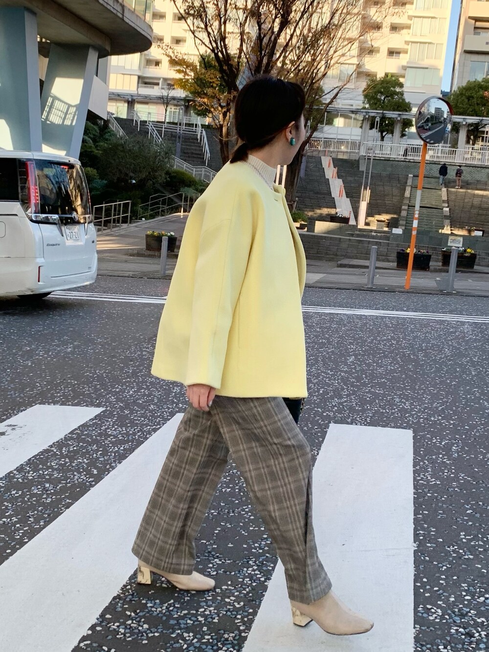 ブラック系のショルダーバッグ、ブラウン系のその他パンツ、ベージュ系のニット/セーターを着用したレディースの冬コーディネートの5枚目の写真