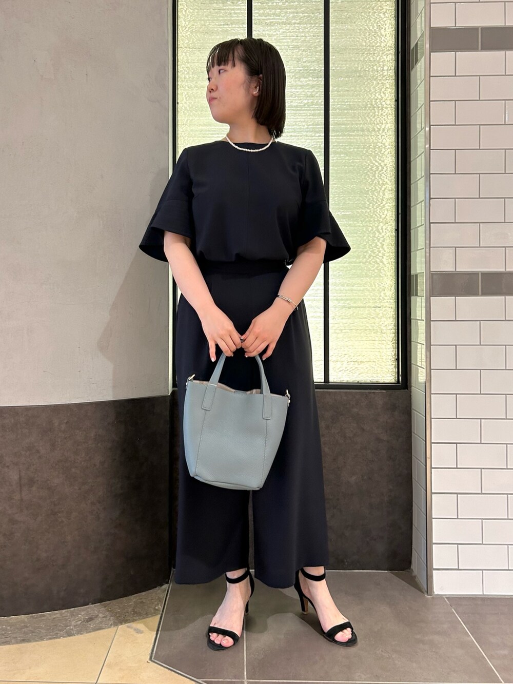 ブルー系のシャツ/ブラウス、ブルー系のトートバッグ、ブルー系のその他パンツを着用したレディースの夏コーディネートの2枚目の写真