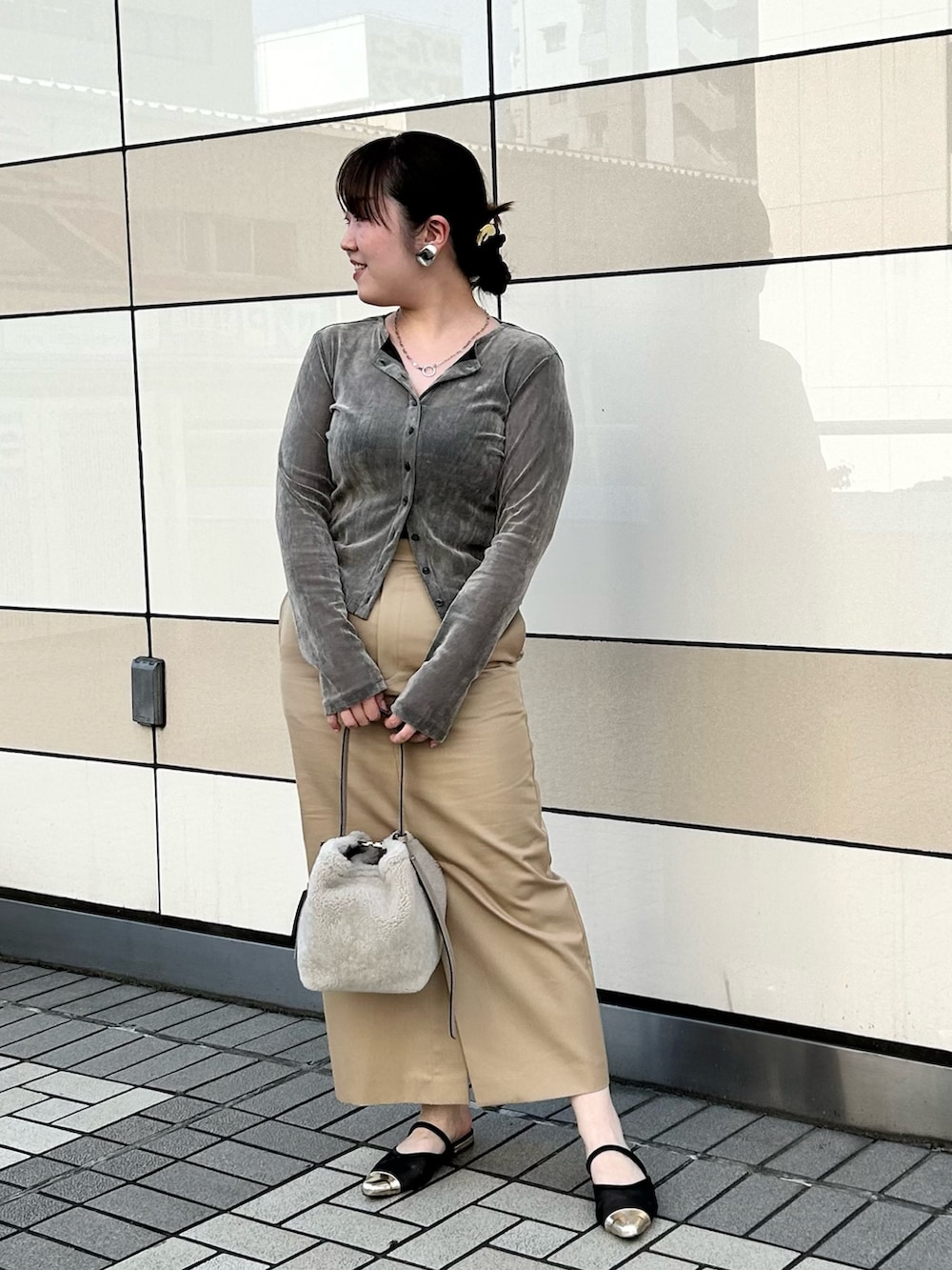 グレー系のカーディガン/ボレロ、ベージュ系のスカート、ベージュ系のショルダーバッグを着用したレディースの秋コーディネートの6枚目の写真