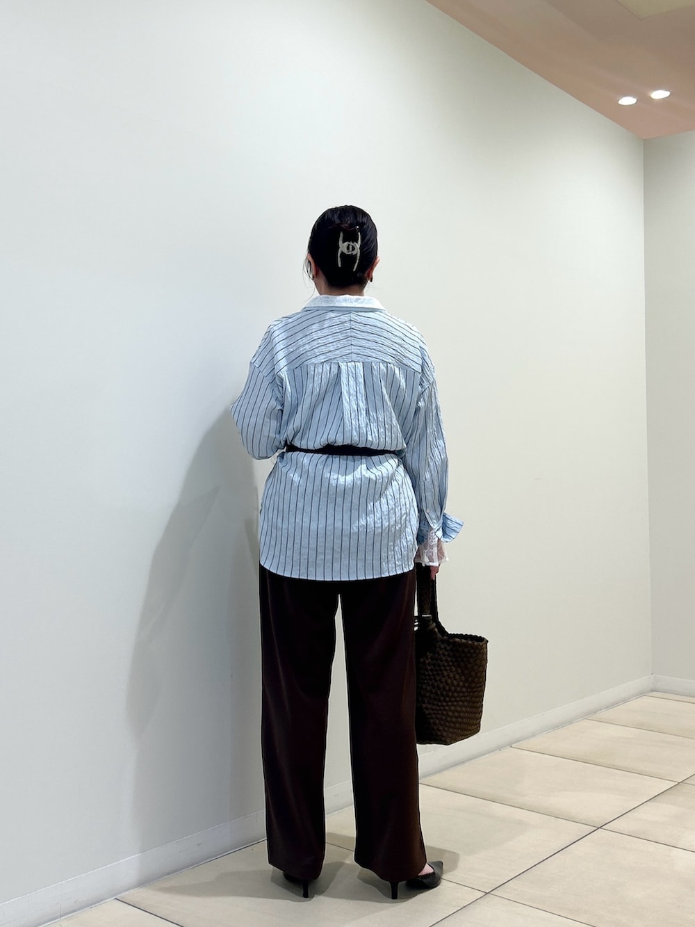 ブルー系のシャツ/ブラウス、ブラウン系のその他パンツ、ホワイト系のシャツ/ブラウスを着用したレディースの秋コーディネートの3枚目の写真
