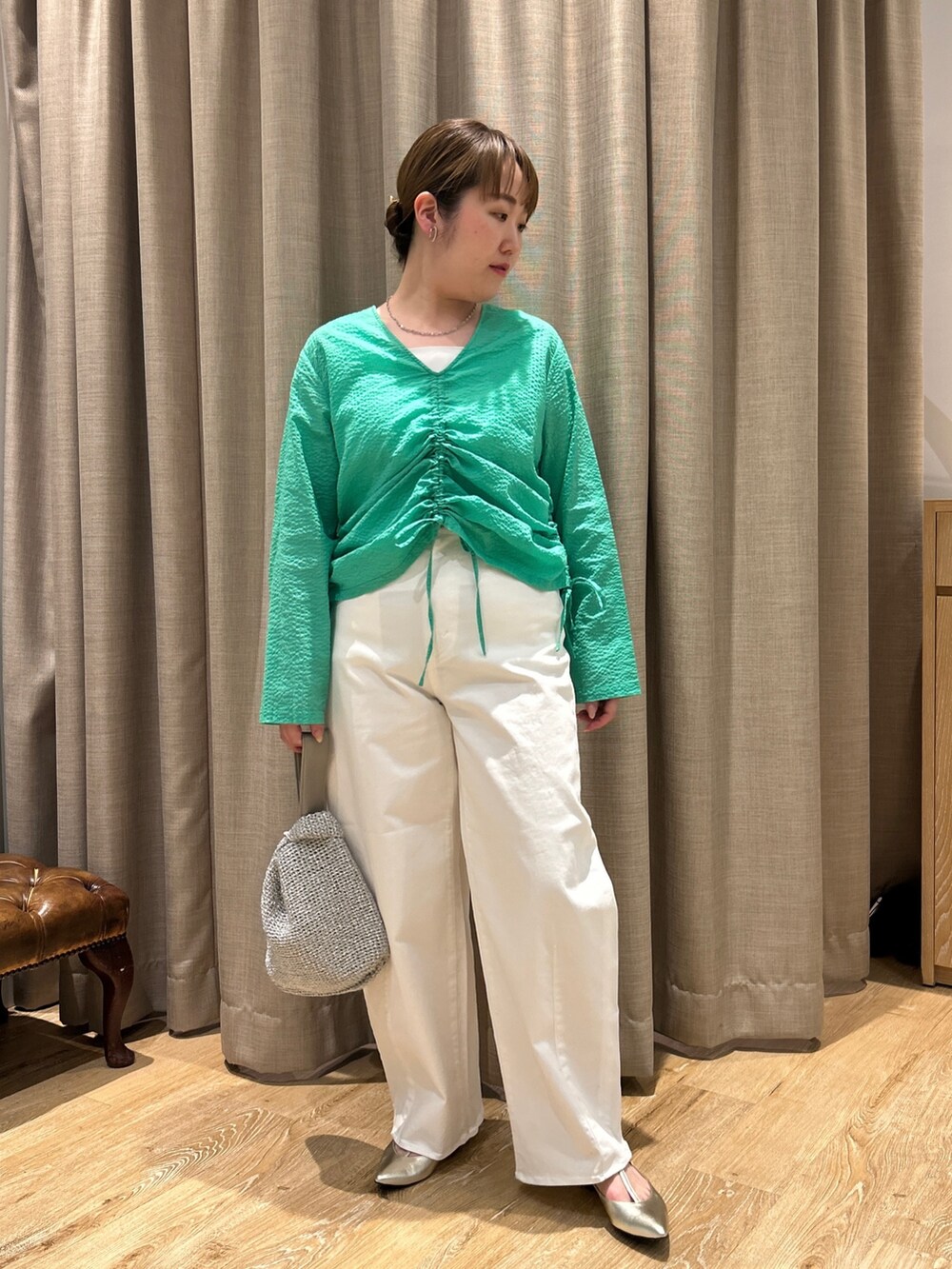 グリーン系のシャツ/ブラウス、ホワイト系のタンクトップ、ホワイト系のデニムパンツを着用したレディースの春コーディネートの10枚目の写真