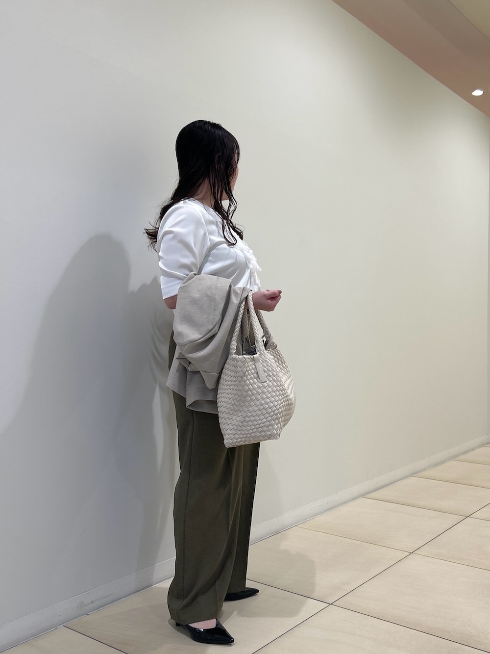 ベージュ系のテーラードジャケット、グリーン系のその他パンツ、ホワイト系のシャツ/ブラウスを着用したレディースの春コーディネートの4枚目の写真