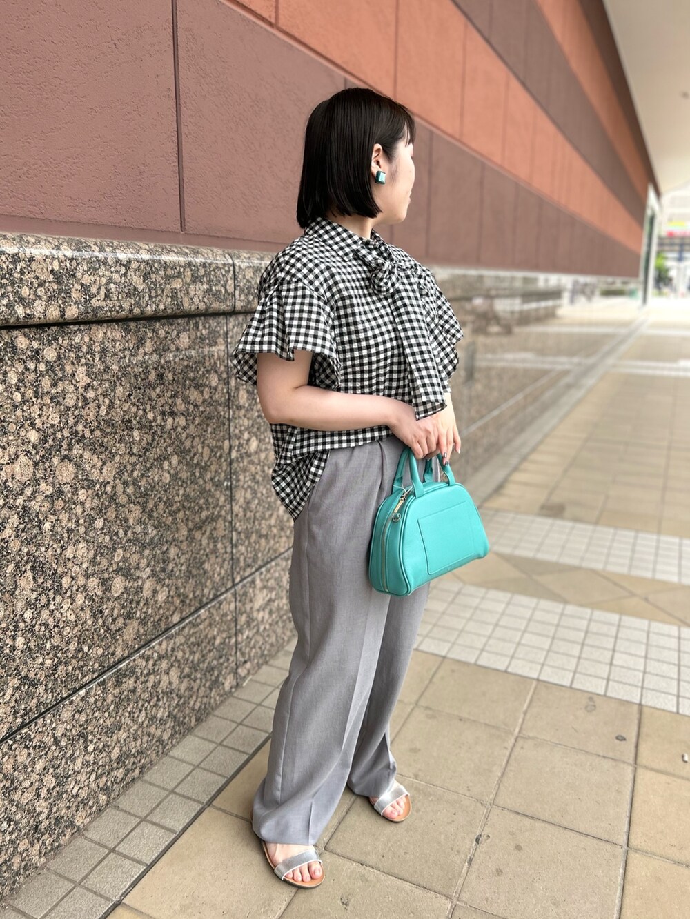 ブラック系のシャツ/ブラウス、グリーン系のボストンバッグ、グレー系のその他パンツを着用したレディースの夏コーディネートの5枚目の写真