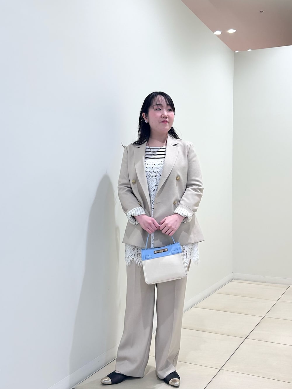 ベージュ系のテーラードジャケット、ベージュ系のその他パンツ、ホワイト系のニット/セーターを着用したレディースの春コーディネートの6枚目の写真