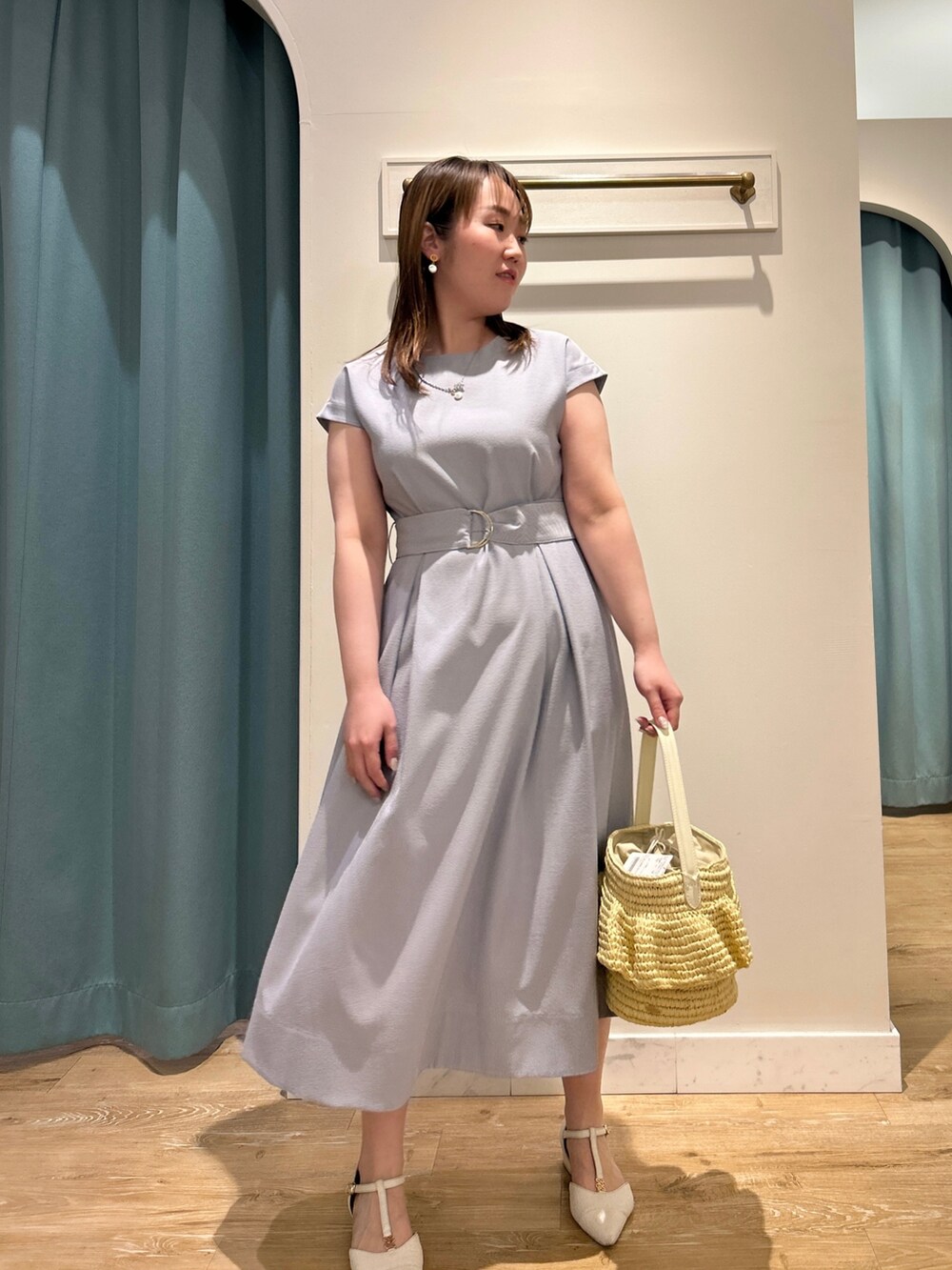 ブルー系のワンピース、ベージュ系のかごバッグ、シルバー系のネックレスを着用したレディースの夏コーディネートの8枚目の写真