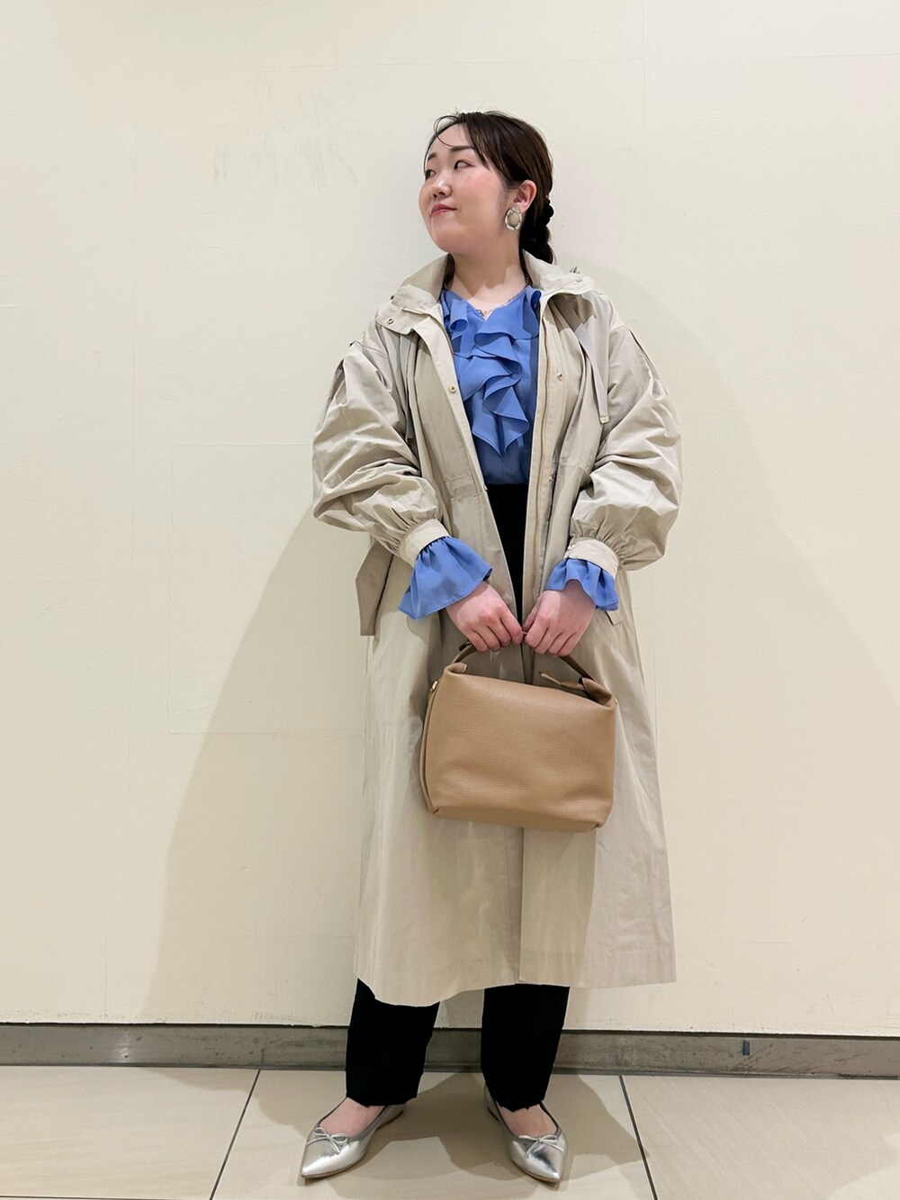 ベージュ系のダッフルコート、ブルー系のシャツ/ブラウス、ブルー系のその他パンツを着用したレディースの春コーディネートの6枚目の写真