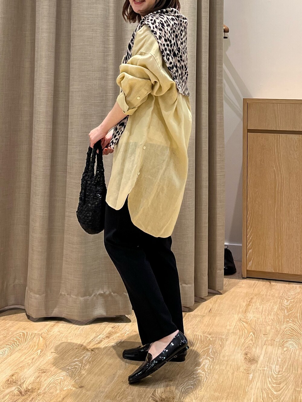 「リネンシャツ、ひょう柄、スリットパンツ、初夏コーデ、オトナカジュアル、シンプルスタイル、ママファッション、ラクチンコーデ、カジュアルスタイル、シャツスタイル、大人女子、春夏コーデ、休日スタイル、シンプルコーデ」｜「NOLLEY’SのMY STANDARD リネン2WAY Bigシャツ（シャツ/ブラウス、ベージュ系）」を使った、ITOさん（レディース・156cm）の春コーディネートの4枚目の写真