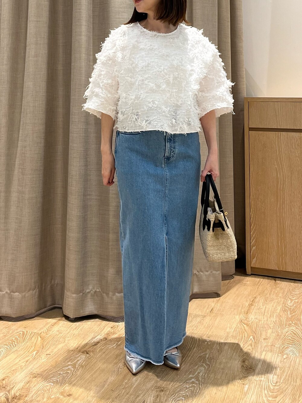 「大人カジュアル、休日スタイル、お出かけコーデ、シンプルコーデ、デニムスカート、春夏コーデ、今日のコーデ、お洒落さんとつながりたい、大人コーデ、ボリューム袖、カジュアルガーリー、お出かけ、ジャガード、シアートップス、バレエシューズ」｜「Rie Millerのスリットロングデニムスカート（デニムスカート、ブルー系）」を使った、ITOさん（レディース・156cm）の春コーディネートの5枚目の写真