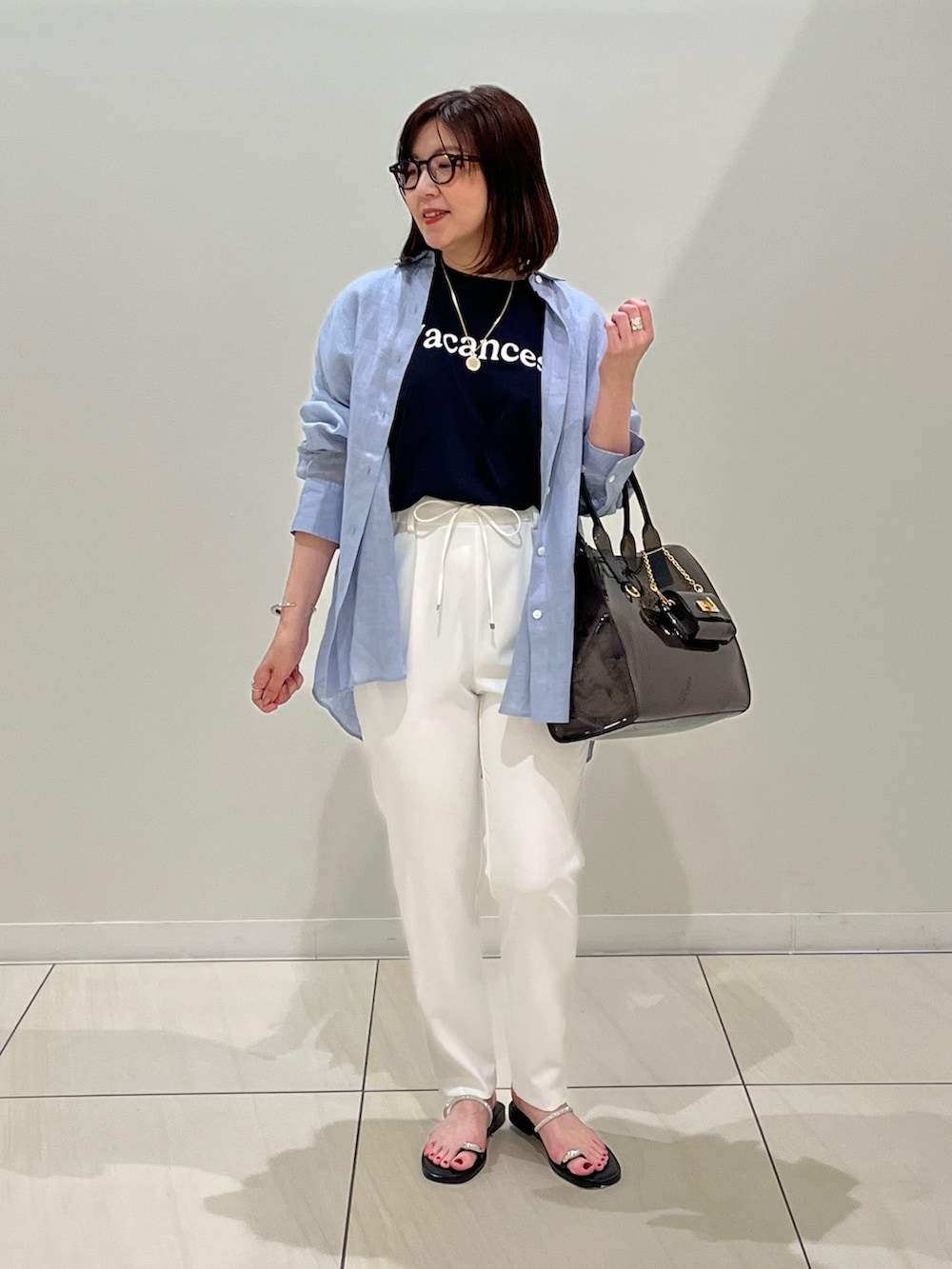 「スポーツミックス、サンダル、シャツスタイル、雨の日コーデ、ラクチンコーデ、今日のコーデ、春夏コーデ、パンツコーデ、夏、楽チンコーデ、大人コーデ、大人カジュアルコーデ、おしゃれさんと繋がりたい、着回しコーデ、ロゴT」|「NOLLEY’Sの【WEB STAFF恵☆別注カラーあり】《セットアップ対応》MY STANDARD リネンシャツ(シャツ/ブラウス、ブルー系)」を使った、ITOさん(レディース・156cm)の夏コーディネートの2枚目の写真