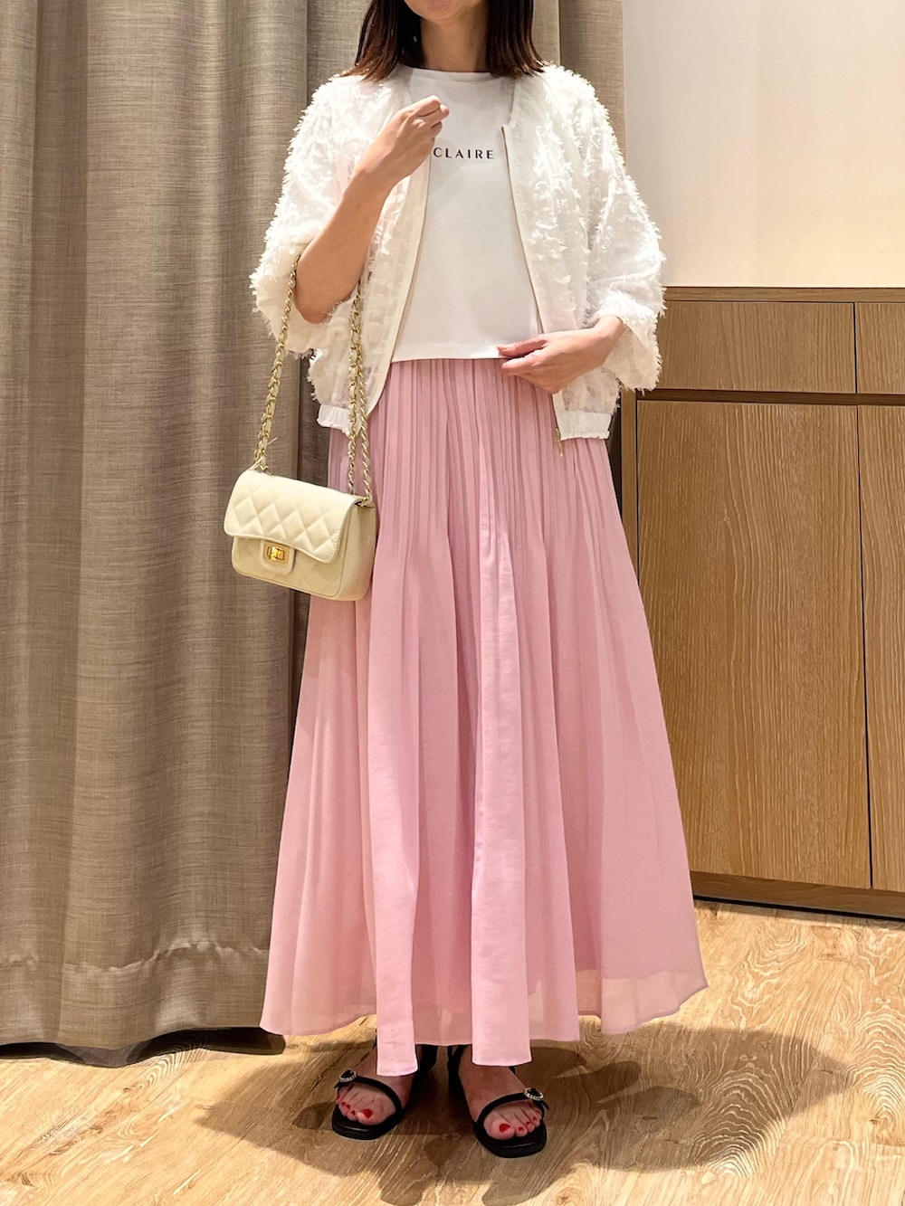 「ジャガード、ブルゾン、羽織り、ロゴT、スカート、甘めコーデ、キルティングバッグ、夏コーデ、レイヤードスタイル、お出かけコーデ、大人コーデ、大人かわいい、ブルベ夏、ホワイト、シンプルコーデ」｜「NOLLEY’Sのカットジャガードブルゾン（ブルゾン、ホワイト系）」を使った、ITOさん（レディース・156cm）の夏コーディネートの4枚目の写真