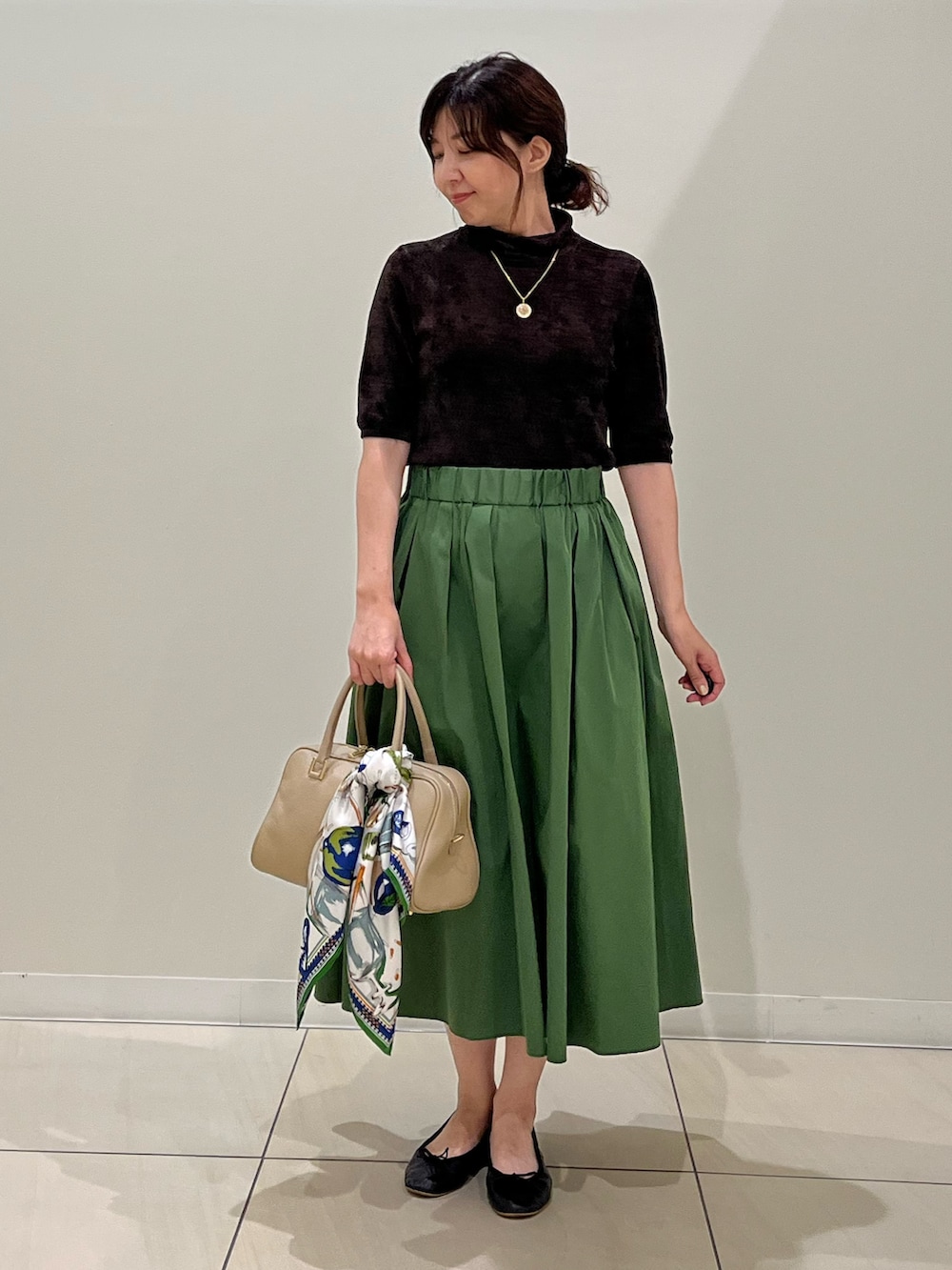 「ブラウンコーデ、モールニット、ハイネック、グリーン、グリーンコーデ、リバーシブルスカート、おでかけコーデ、オトナ女子、オトナカワイイ、ブラウン、秋服準備はじめました、デートコーデ、ボストンバッグ、秋先取りコーデ、大人女子」｜「NOLLEY’Sの《手洗い可能》シアーモール5分袖プルオーバーニット（ニット/セーター、ブラウン系）」を使った、ITOさん（レディース・156cm）の秋コーディネートの4枚目の写真