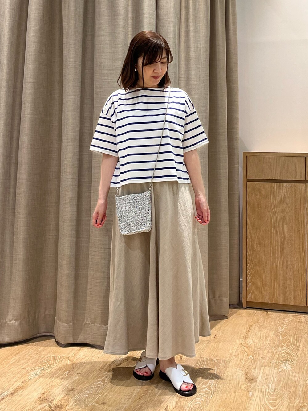 「レイヤードスタイル、ボーダー、リネンスカート、ポシェット、夏コーデ、リラックススタイル、夏ファッション、オトナカワイイ、ベージュ、初夏コーデ、Tシャツ、カーディガン、シンフルコーデ、オトナカジュアル、サンダル」｜「NOLLEY’Sの《アンサンブル対応》シアーワッフル2WAYカーディガン（カーディガン/ボレロ、ブルー系）」を使った、ITOさん（レディース・156cm）の夏コーディネートの7枚目の写真