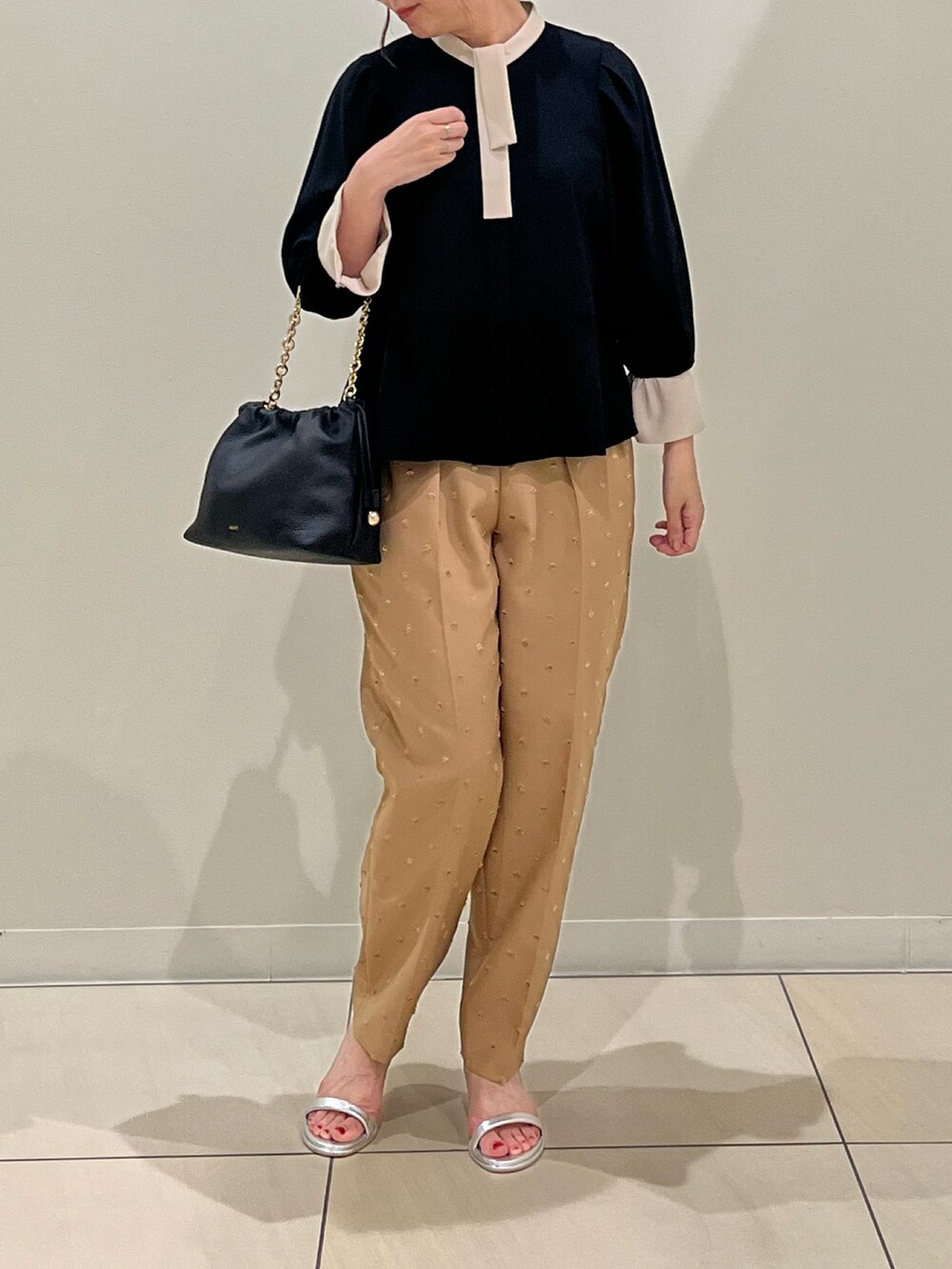 「お出かけコーデ、秋服準備はじめました、ブラック、ブラウス、ボウタイブラウス、ドットパンツ、ジャガード、秋コーデ、秋のコーデ、サンダル、お仕事コーデ、お仕事、キレイめ、きれいめコーディネート、秋色」｜「NOLLEY’Sのストレッチジョーゼット配色ボウタイ風ブラウス（シャツ/ブラウス、ブラック系）」を使った、ITOさん（レディース・156cm）の夏コーディネートの6枚目の写真
