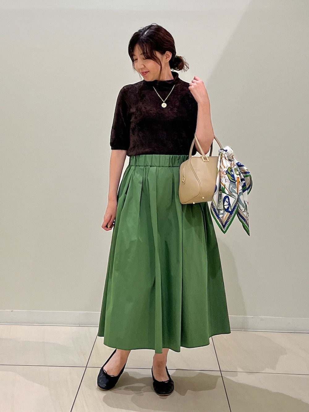 「ブラウンコーデ、モールニット、ハイネック、グリーン、グリーンコーデ、リバーシブルスカート、おでかけコーデ、オトナ女子、オトナカワイイ、ブラウン、秋服準備はじめました、デートコーデ、ボストンバッグ、秋先取りコーデ、大人女子」｜「NOLLEY’Sの《手洗い可能》シアーモール5分袖プルオーバーニット（ニット/セーター、ブラウン系）」を使った、ITOさん（レディース・156cm）の秋コーディネートの3枚目の写真