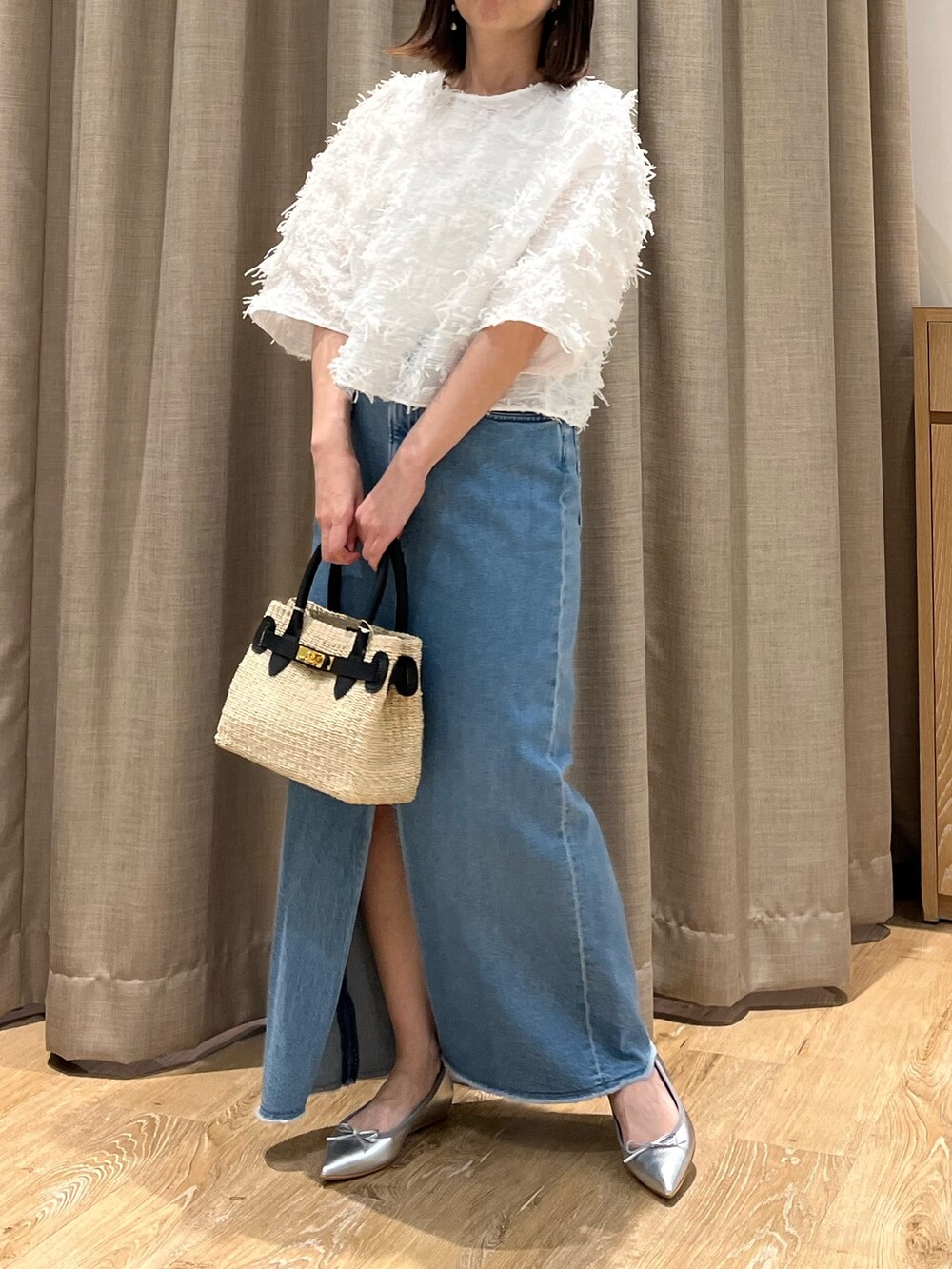 「大人カジュアル、休日スタイル、お出かけコーデ、シンプルコーデ、デニムスカート、春夏コーデ、今日のコーデ、お洒落さんとつながりたい、大人コーデ、ボリューム袖、カジュアルガーリー、お出かけ、ジャガード、シアートップス、バレエシューズ」｜「Rie Millerのスリットロングデニムスカート（デニムスカート、ブルー系）」を使った、ITOさん（レディース・156cm）の春コーディネートの6枚目の写真
