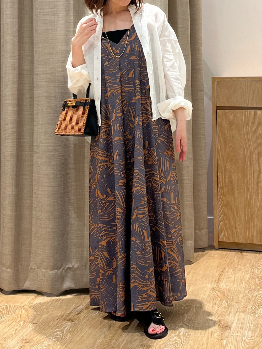 「ワンピース、春夏コーデ、大人コーデ、ワンピーススタイル、大人女子、ロングワンピース、ボタニカル柄、リネンシャツ、サンダル、かごバッグ、休日スタイル、お出かけコーデ、オトナ女子、オトナカワイイ、おとなコーデ」｜「NOLLEY’SのボタニカルPrintキャミワンピース（ワンピース、ブラウン系）」を使った、ITOさん（レディース・156cm）の春コーディネートの5枚目の写真