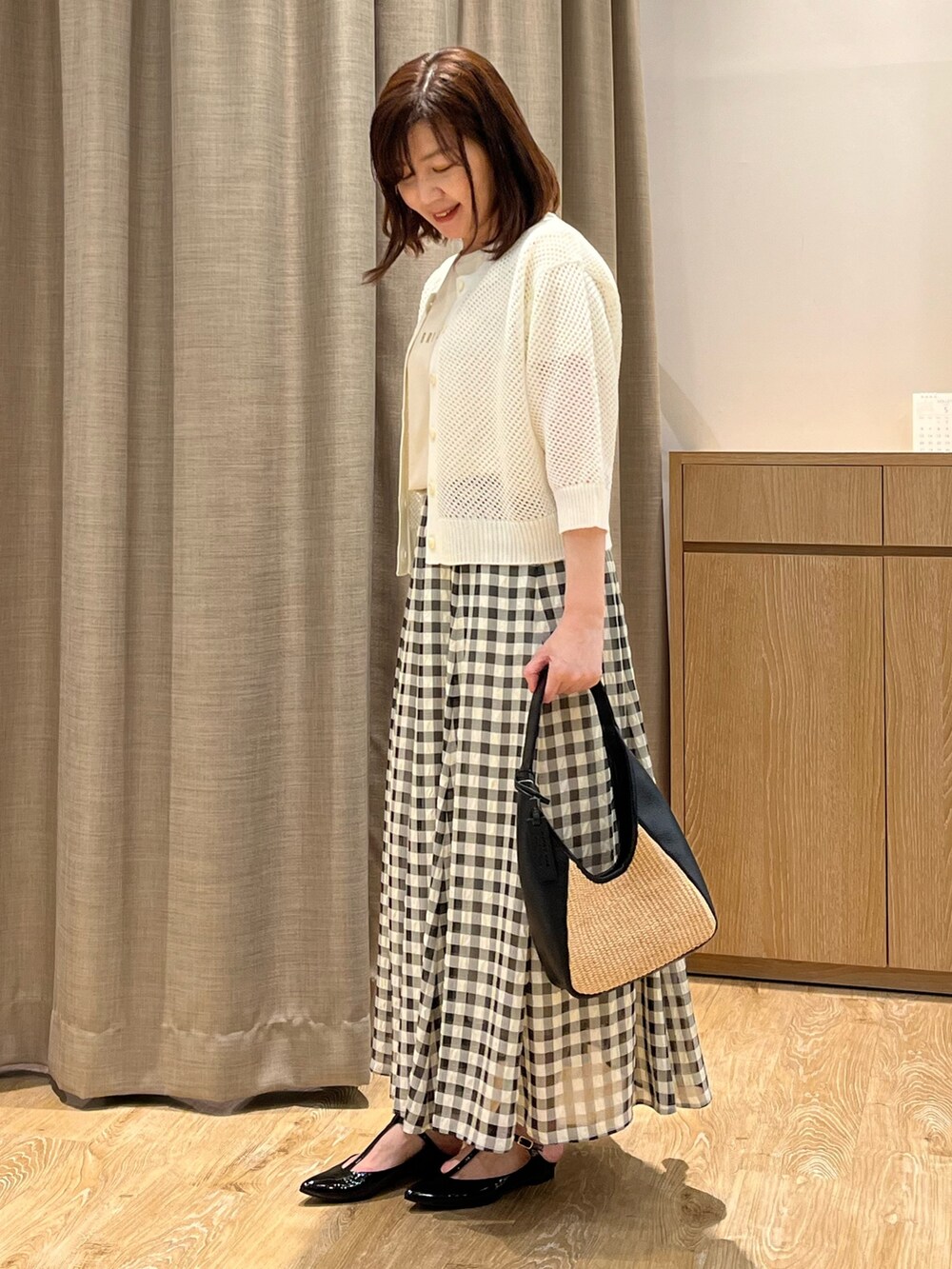 「夏コーデ、大人カジュアル、大人女子、チェックスカート、メッシュトップス、カーディガン、ロゴTシャツ、きれいめカジュアル、シンプル、大人コーデ、レディースファッション、お出かけコーデ、おでかけコーデ、ストラップシューズ、ミュール」｜「NOLLEY’Sの《手洗い可能》メッシュ5分袖カーディガン（カーディガン/ボレロ、ホワイト系）」を使った、ITOさん（レディース・156cm）の春コーディネートの6枚目の写真