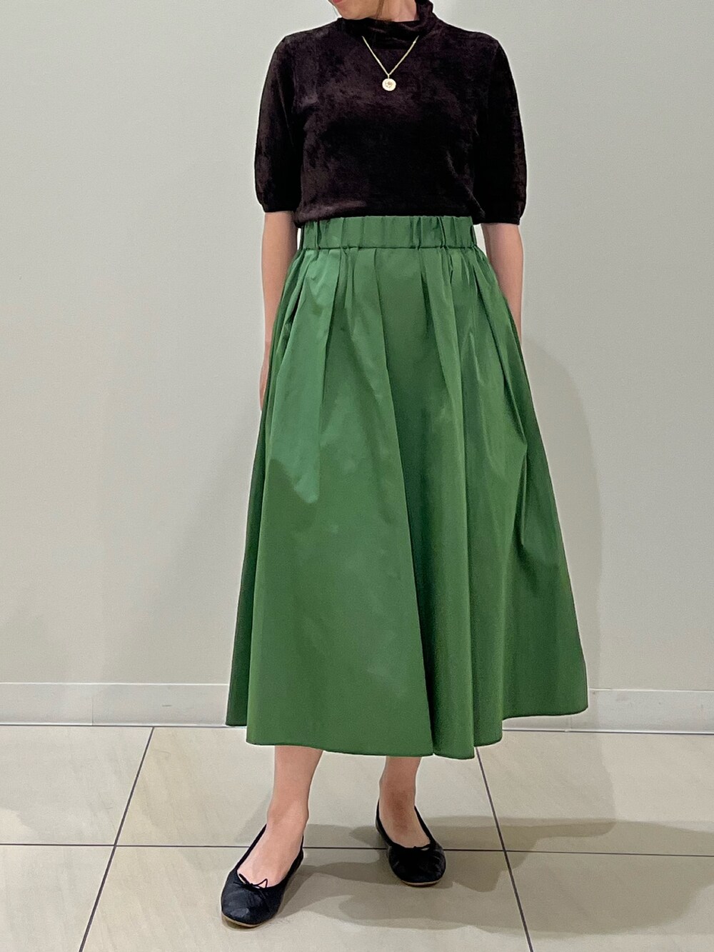 「ブラウンコーデ、モールニット、ハイネック、グリーン、グリーンコーデ、リバーシブルスカート、おでかけコーデ、オトナ女子、オトナカワイイ、ブラウン、秋服準備はじめました、デートコーデ、ボストンバッグ、秋先取りコーデ、大人女子」｜「NOLLEY’Sの《手洗い可能》シアーモール5分袖プルオーバーニット（ニット/セーター、ブラウン系）」を使った、ITOさん（レディース・156cm）の秋コーディネートの7枚目の写真