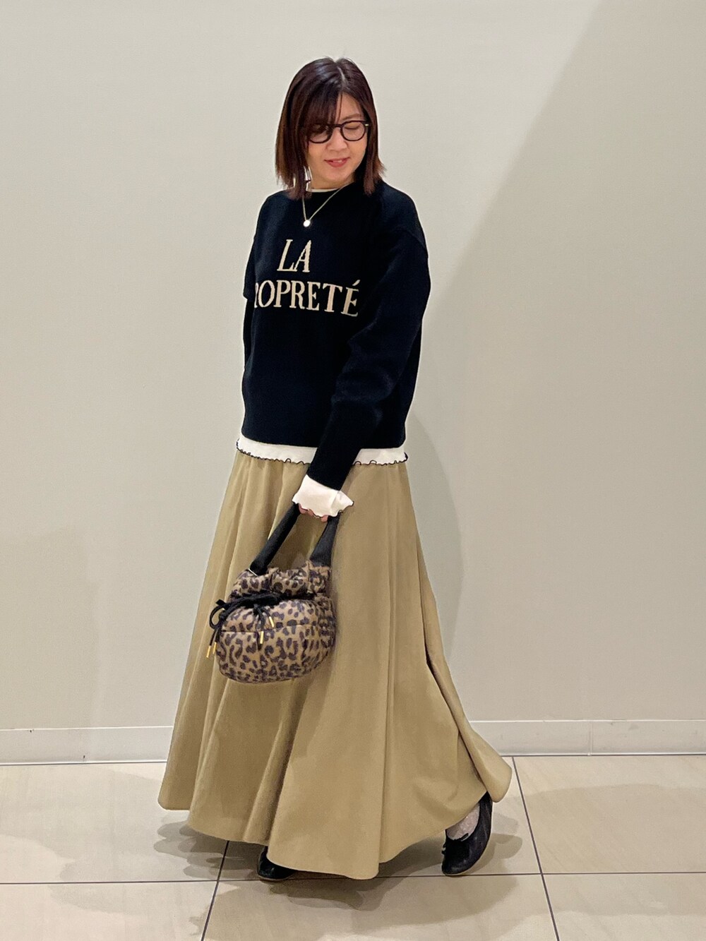 「ロゴニット、重ね着、レイヤードスタイル、ニット、休日スタイル、メガネ女子、秋冬コーデ、着回しコーデ、おでかけコーデ、おしゃれさんと繋がりたい、シンプルコーデ、オトナカジュアル、大人女子、ブラック、ニットコーデ」｜「NOLLEY’SのMY STANDARDウォッシャブルリブクルーネックプルオーバーカットソー（Tシャツ/カットソー、ホワイト系）」を使った、ITOさん（レディース・156cm）の秋コーディネートの4枚目の写真
