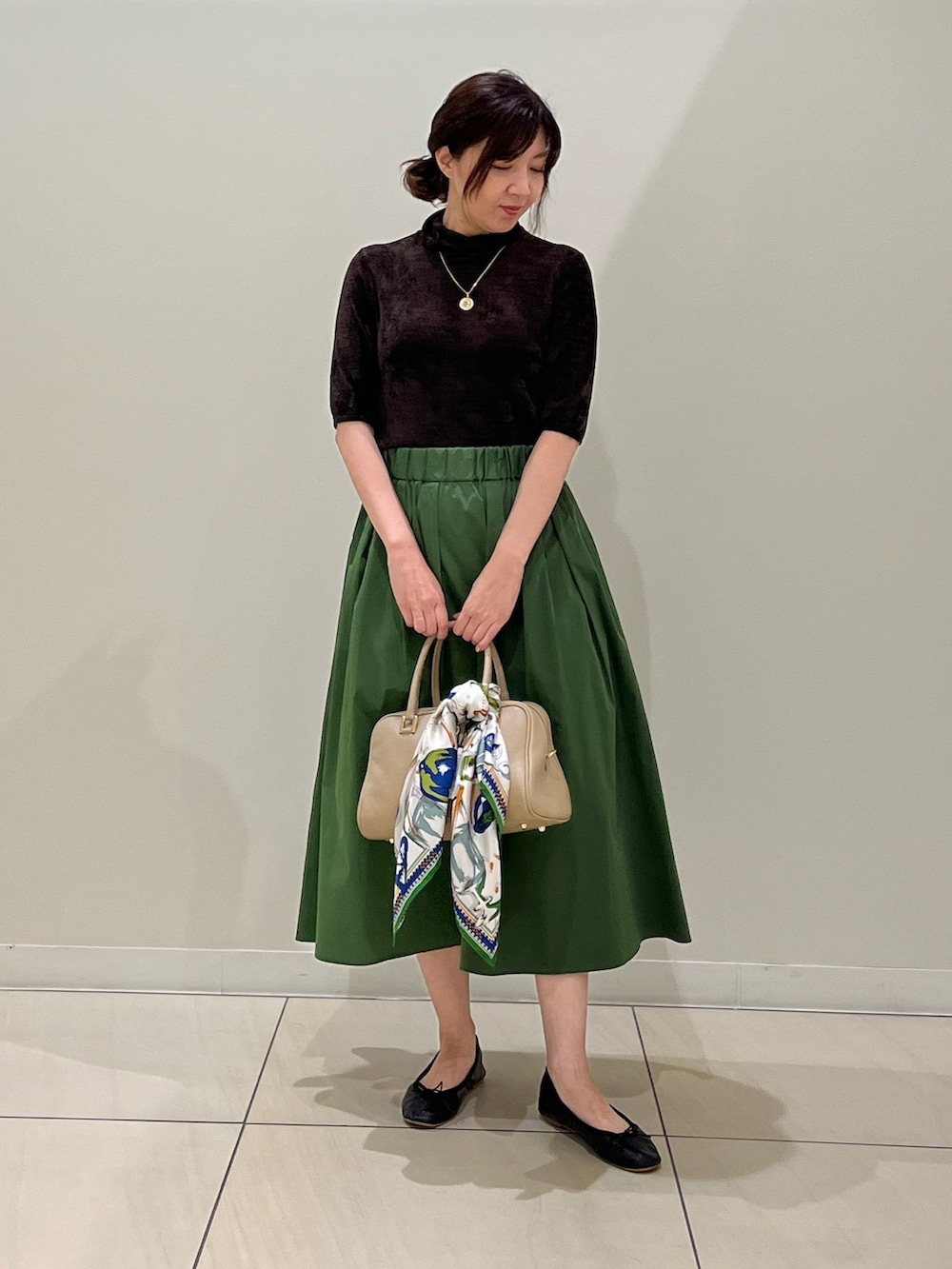 「ブラウンコーデ、モールニット、ハイネック、グリーン、グリーンコーデ、リバーシブルスカート、おでかけコーデ、オトナ女子、オトナカワイイ、ブラウン、秋服準備はじめました、デートコーデ、ボストンバッグ、秋先取りコーデ、大人女子」｜「NOLLEY’Sの《手洗い可能》シアーモール5分袖プルオーバーニット（ニット/セーター、ブラウン系）」を使った、ITOさん（レディース・156cm）の秋コーディネートの2枚目の写真