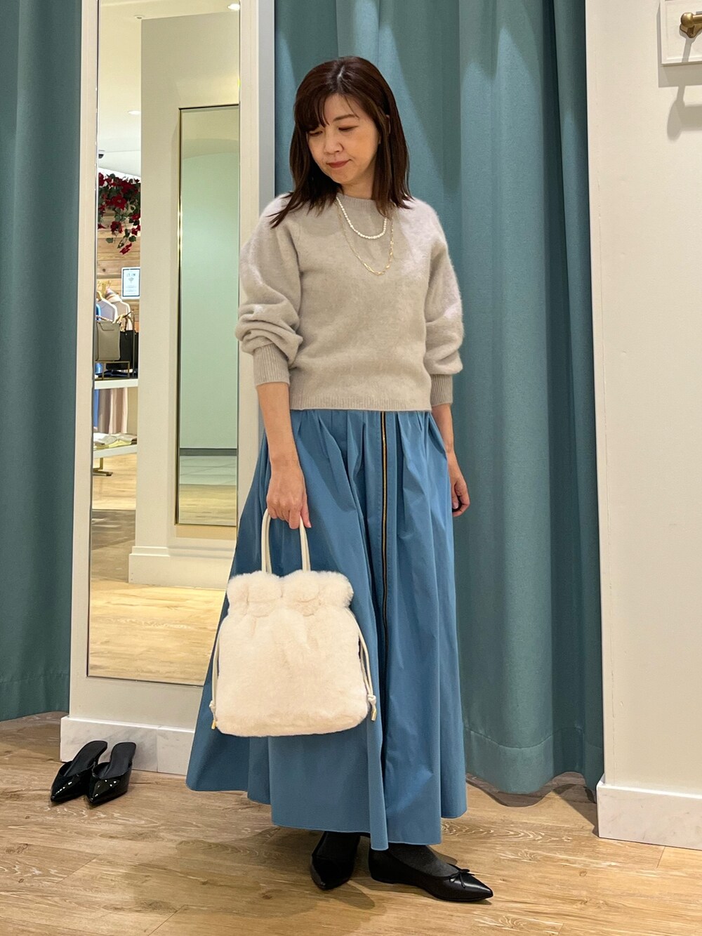 「ふわふわニット、冬ファッション、クリスマスに着たい服、お出かけコーデ、オトナ女子、キレイめ、おでかけコーデ、スカート、スカートスタイル、スカートコーデ、ニット、クリスマス、ふんわりスカート、リバーシブルスカート」｜「NOLLEY’Sのへアリークルーネックプルオーバーニット（ニット/セーター、ベージュ系）」を使った、ITOさん（レディース・156cm）の冬コーディネートの3枚目の写真